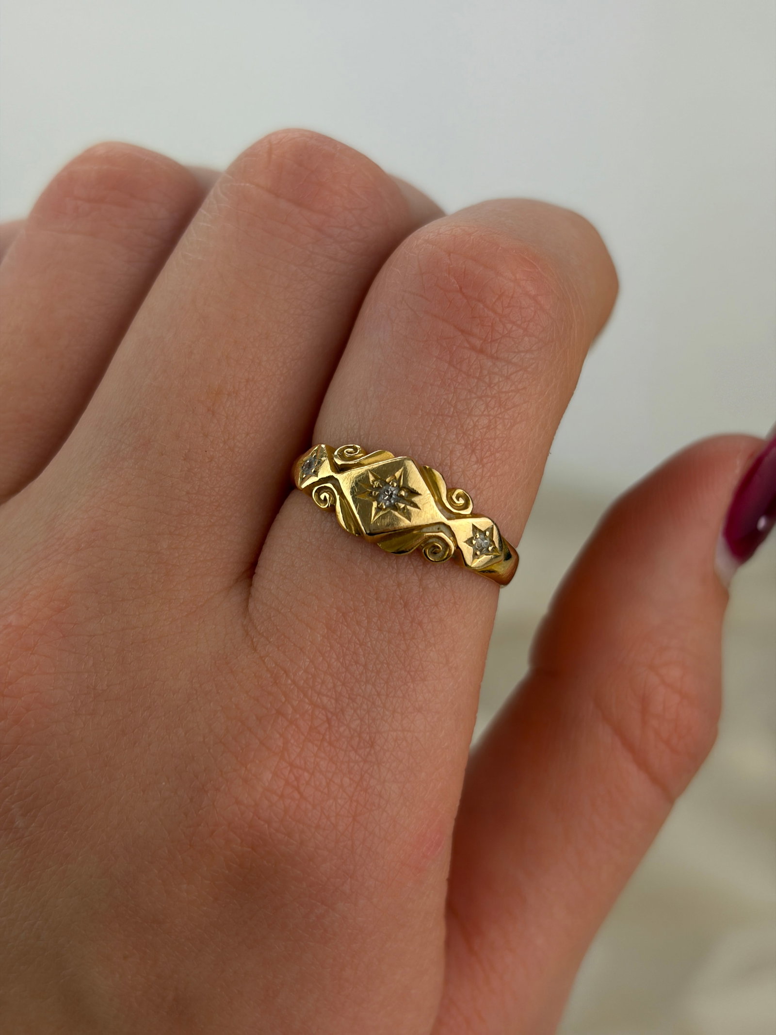 HEAVY c.1900 ANTIQUE 18CT YELLOW GOLD DIAMOND STAR SET 3 STONE RING - 8