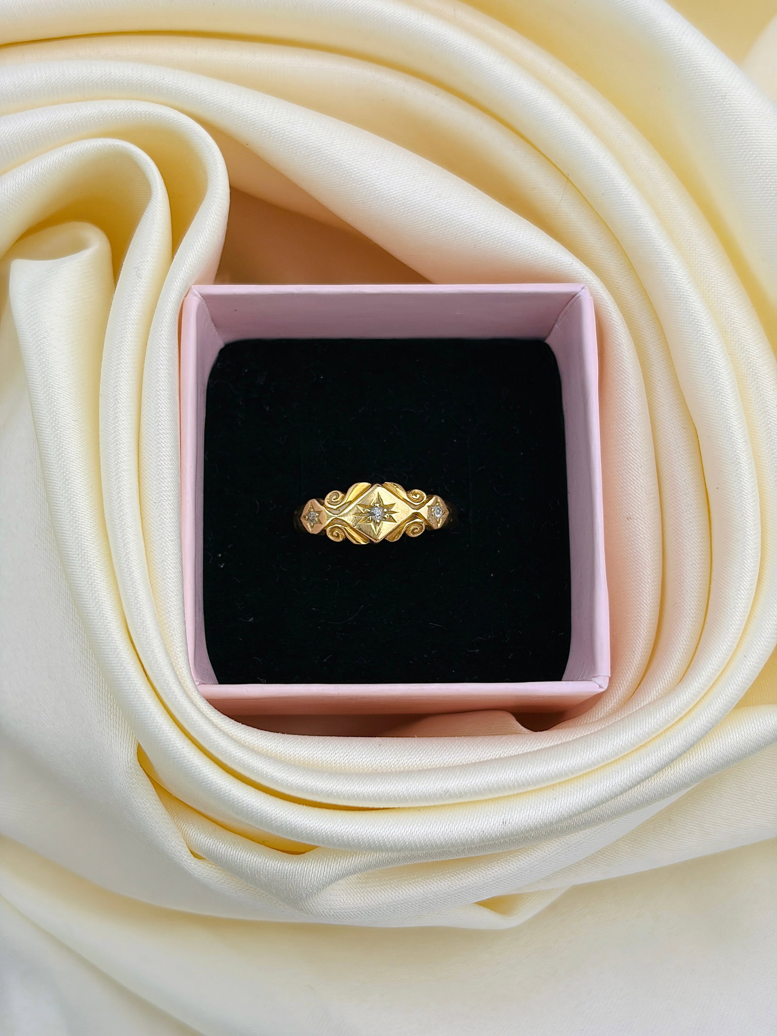 HEAVY c.1900 ANTIQUE 18CT YELLOW GOLD DIAMOND STAR SET 3 STONE RING - 9
