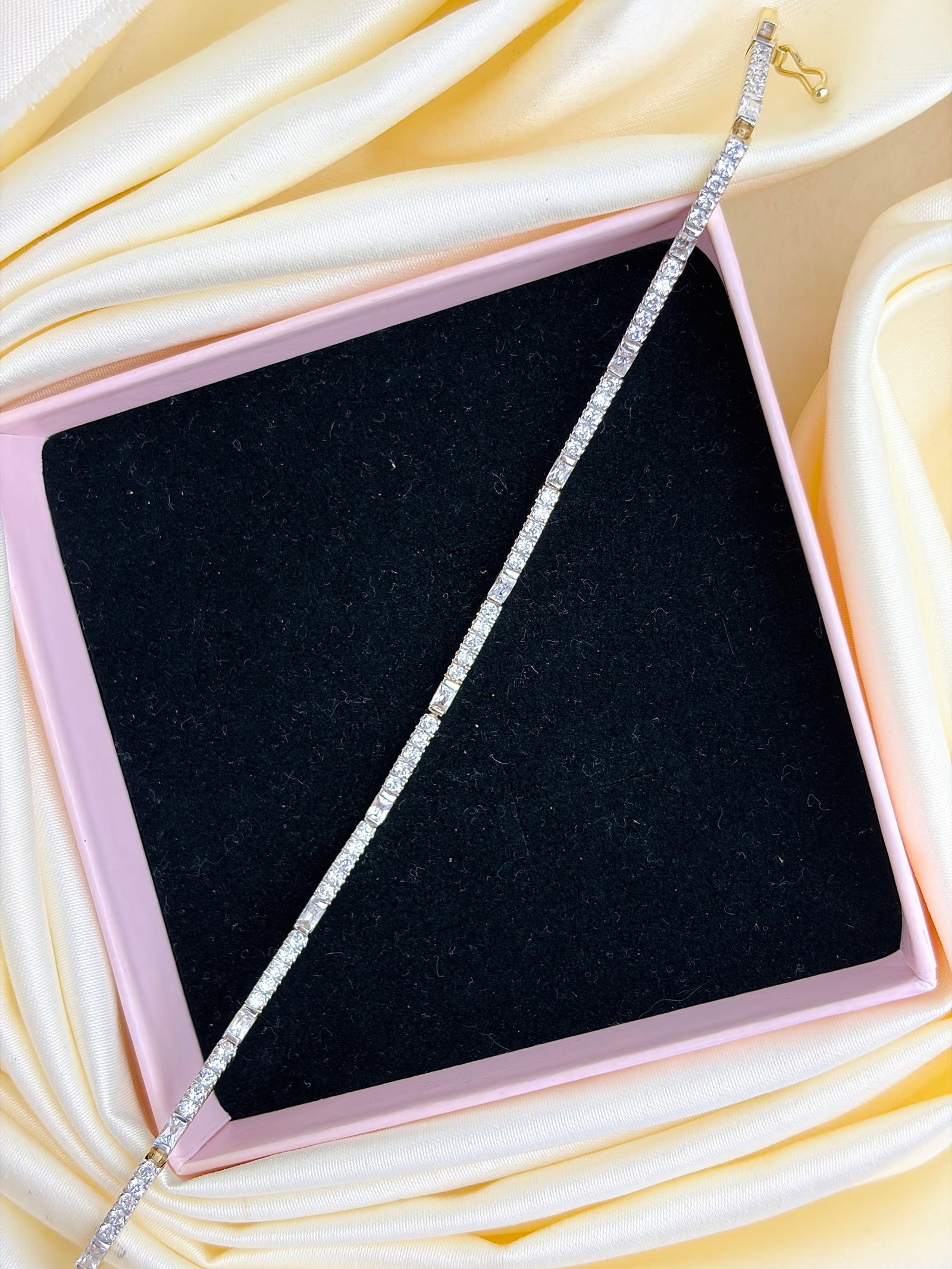 Vintage 14ct Yellow Gold White Stone Line Bracelet - 7