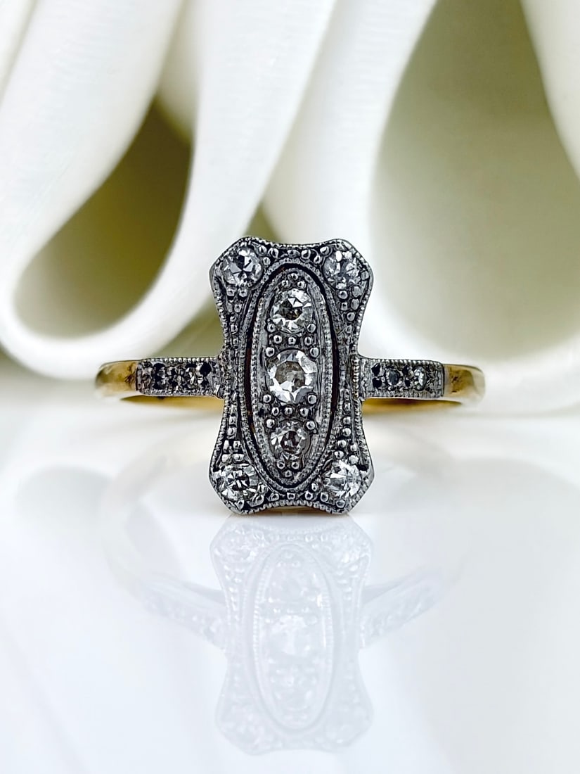 ANTIQUE ART DECO DIAMOND RING IN 18CT GOLD AND PLATINUM: ANTIQUE ART DECO DIAMOND RING IN 18CT GOLD AND PLATINUM Sweet ring!