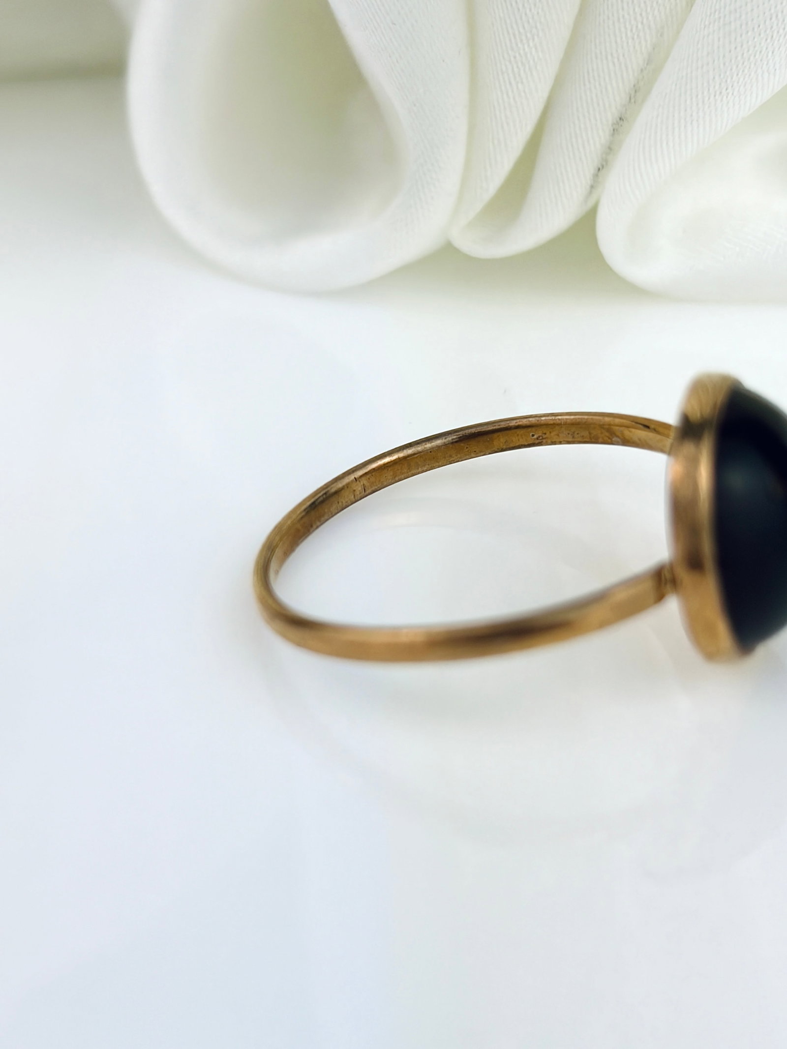 ANTIQUE BANDED AGATE 9CT YELLOW GOLD RING - 4