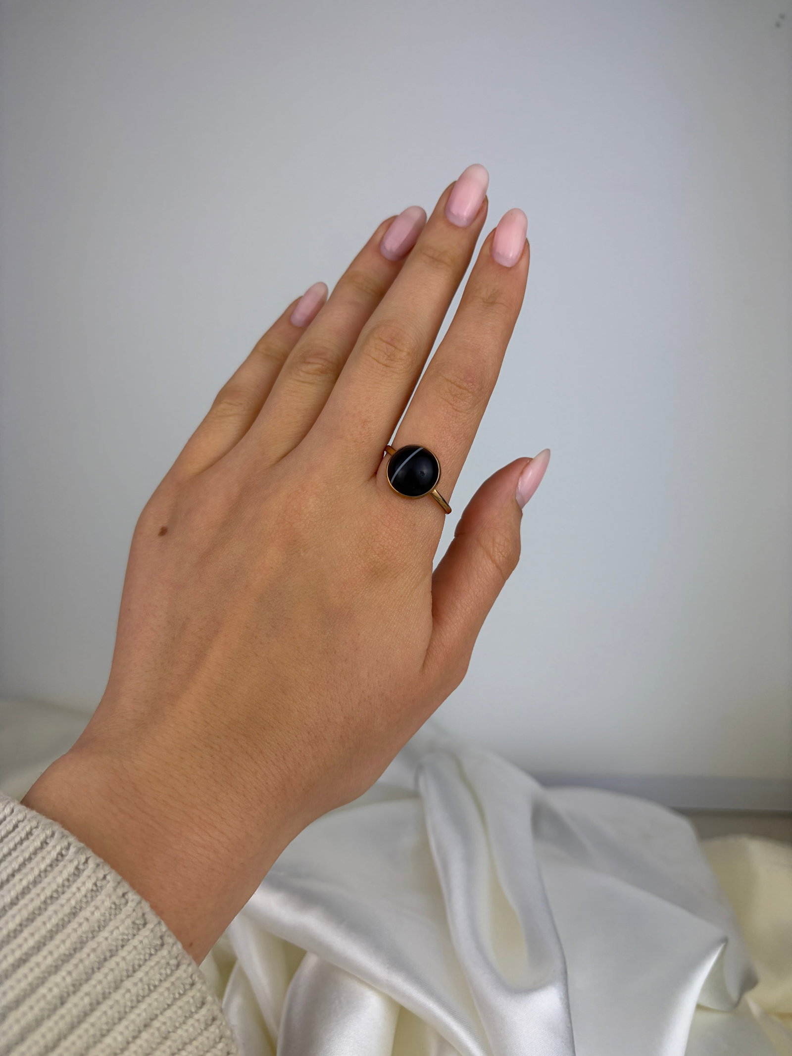 ANTIQUE BANDED AGATE 9CT YELLOW GOLD RING - 7