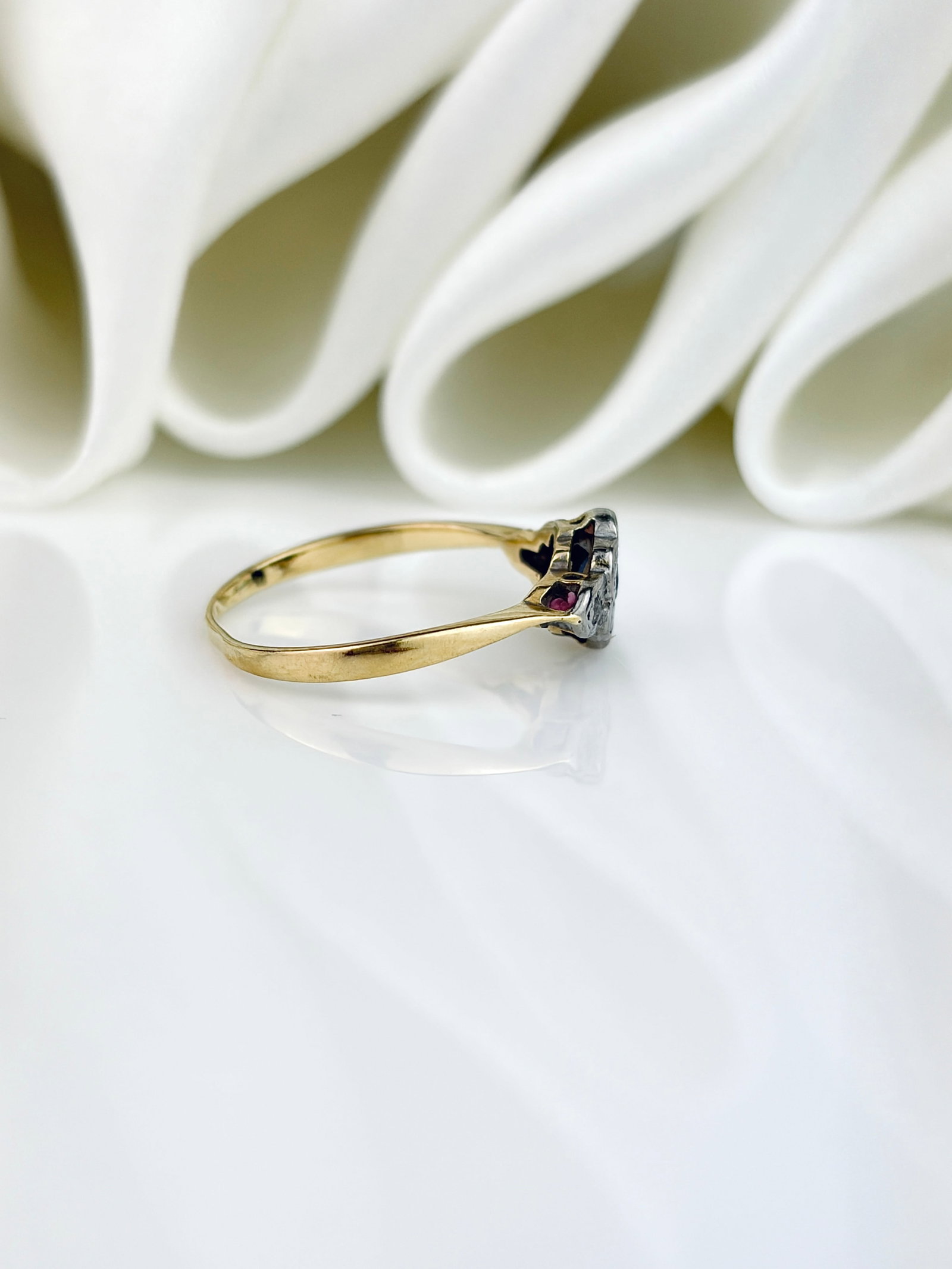 Sweet Art Deco Sapphire and Diamond Flower Ring in 18ct Gold - 2