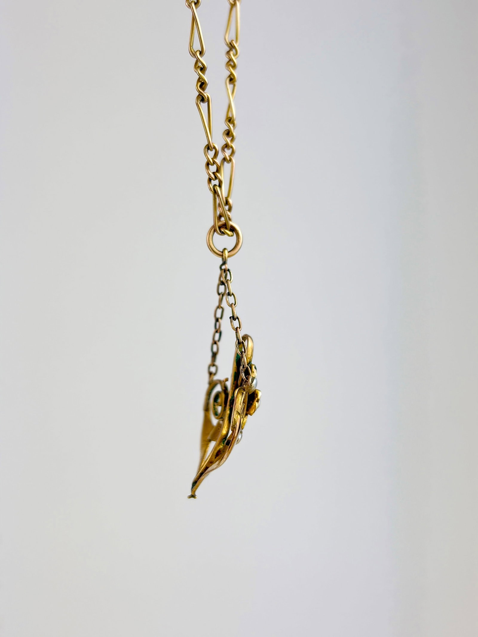 ANTIQUE 9CT GOLD PEARL ORNATE PENDANT ON GOLD FIGARO CHAIN - 2