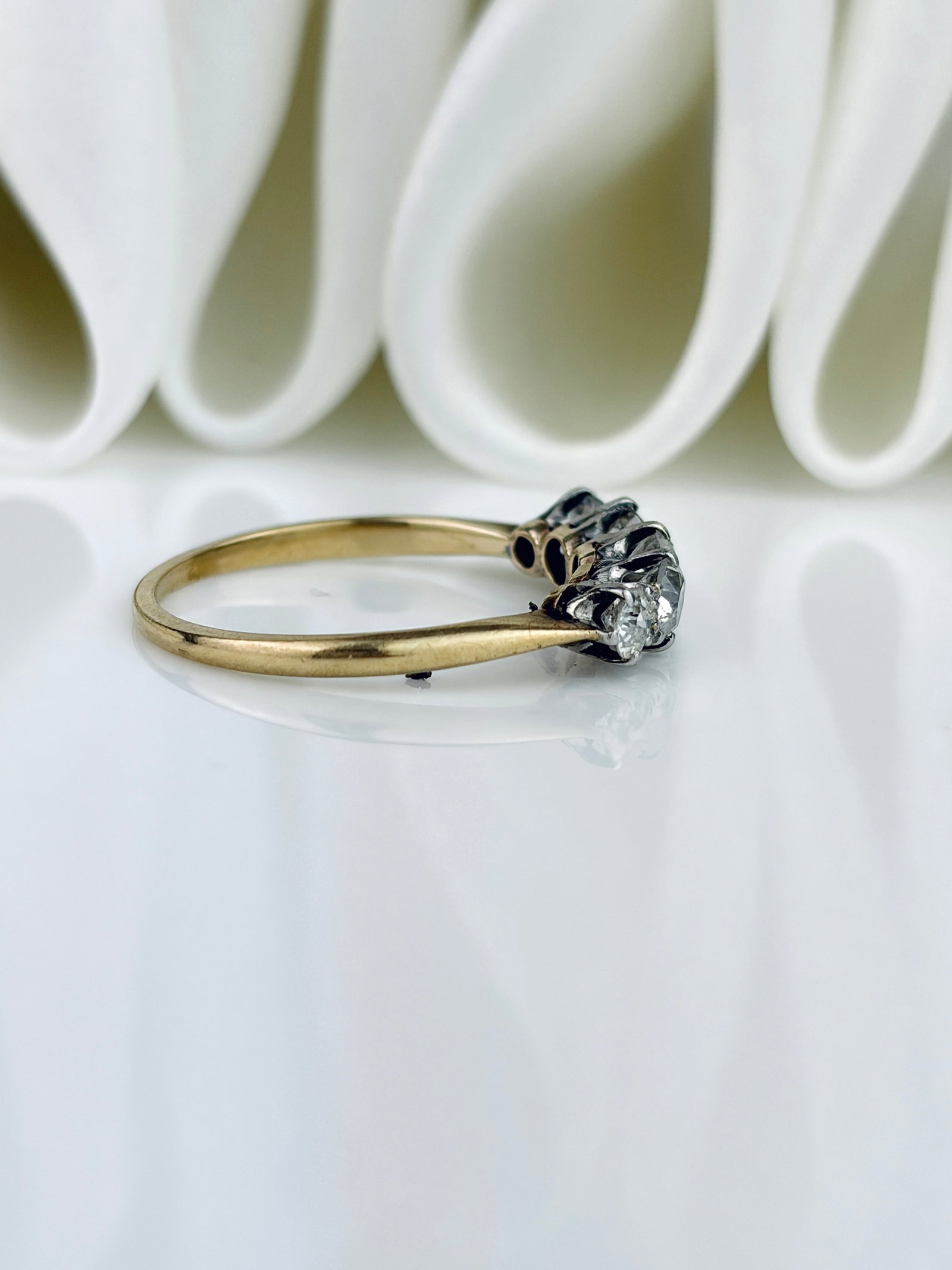 Wonderful 18ct Yellow Gold 1.10ct total Diamond 5 Stone Ring - 2