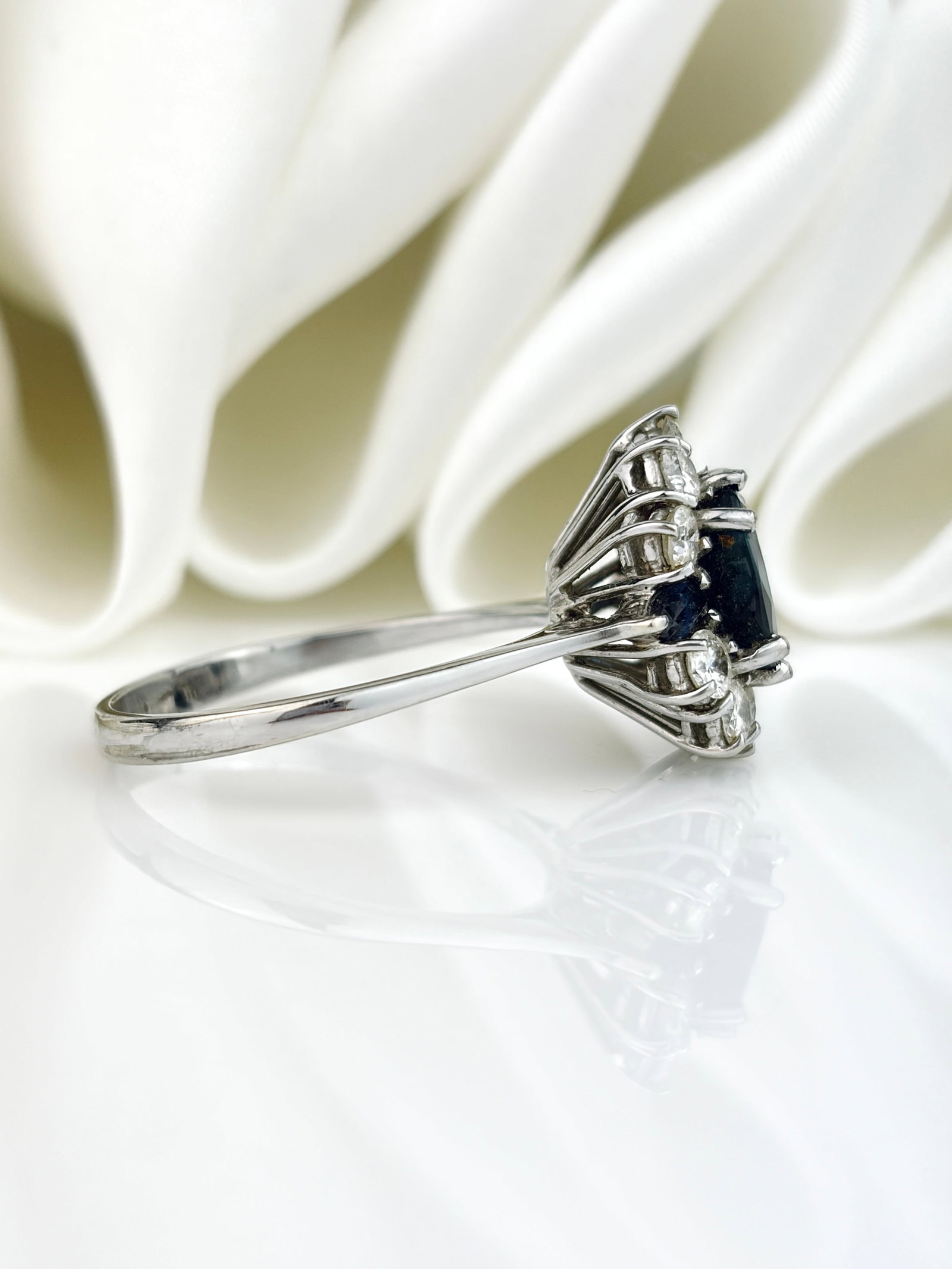 Vintage Large Sapphire and Diamond Cluster Ring in White Gold - 2