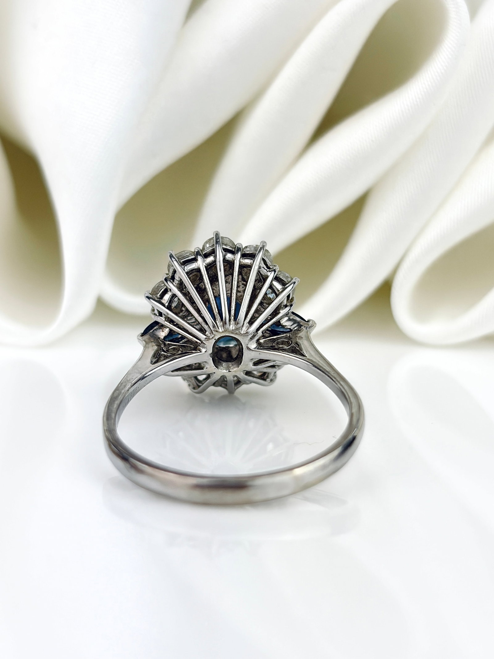 Vintage Large Sapphire and Diamond Cluster Ring in White Gold - 3