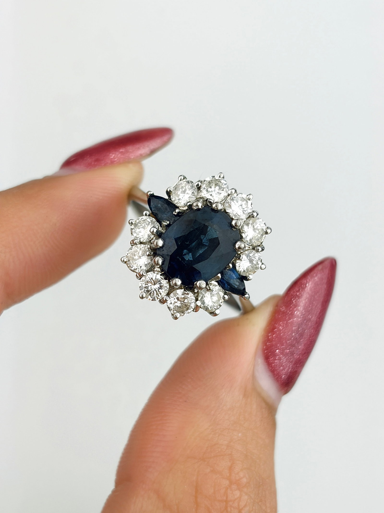 Vintage Large Sapphire and Diamond Cluster Ring in White Gold - 5