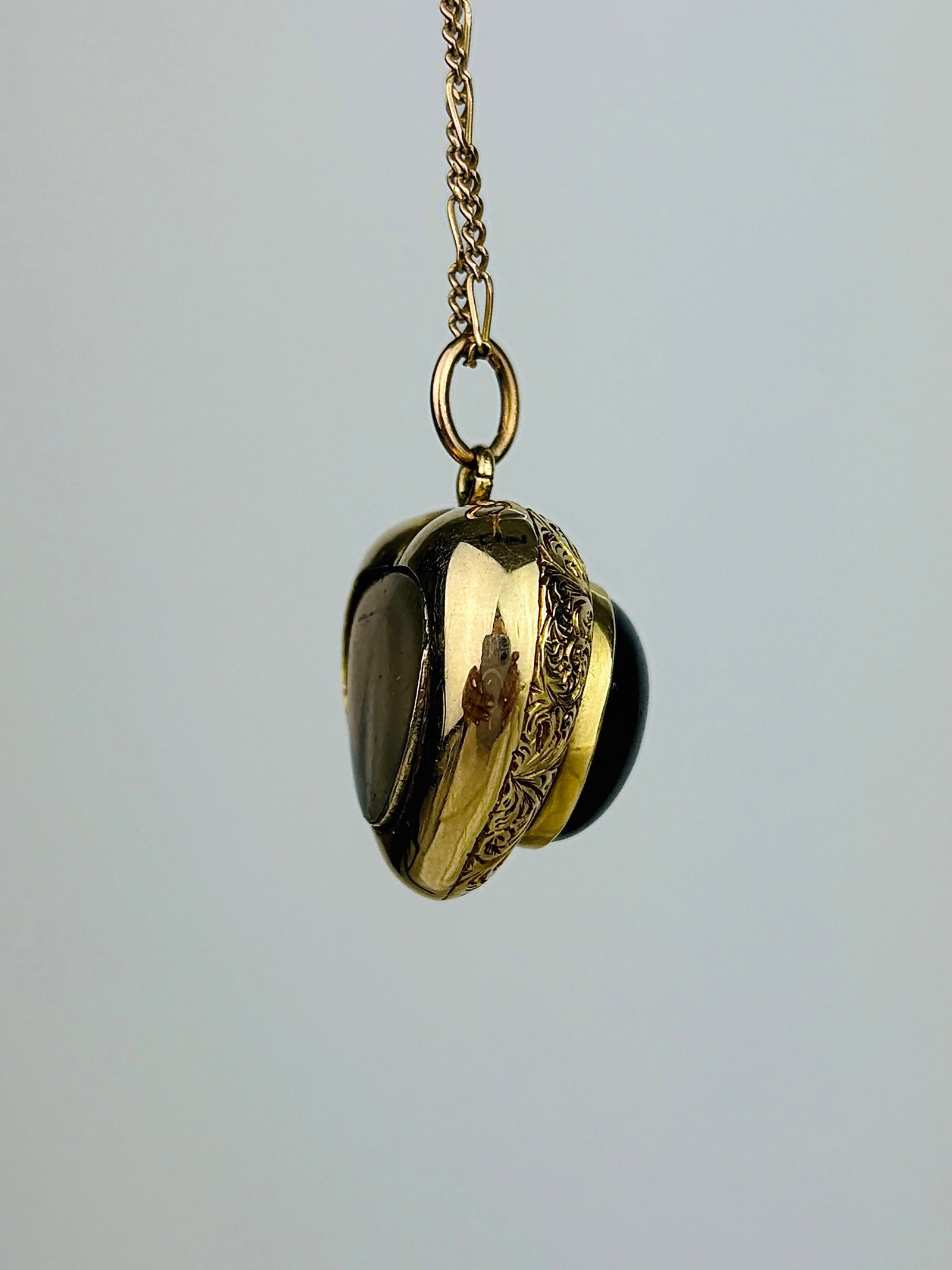 Antique Cabochon Garnet and Gold Ornate Design, Locket Back Heart Pendant - 2