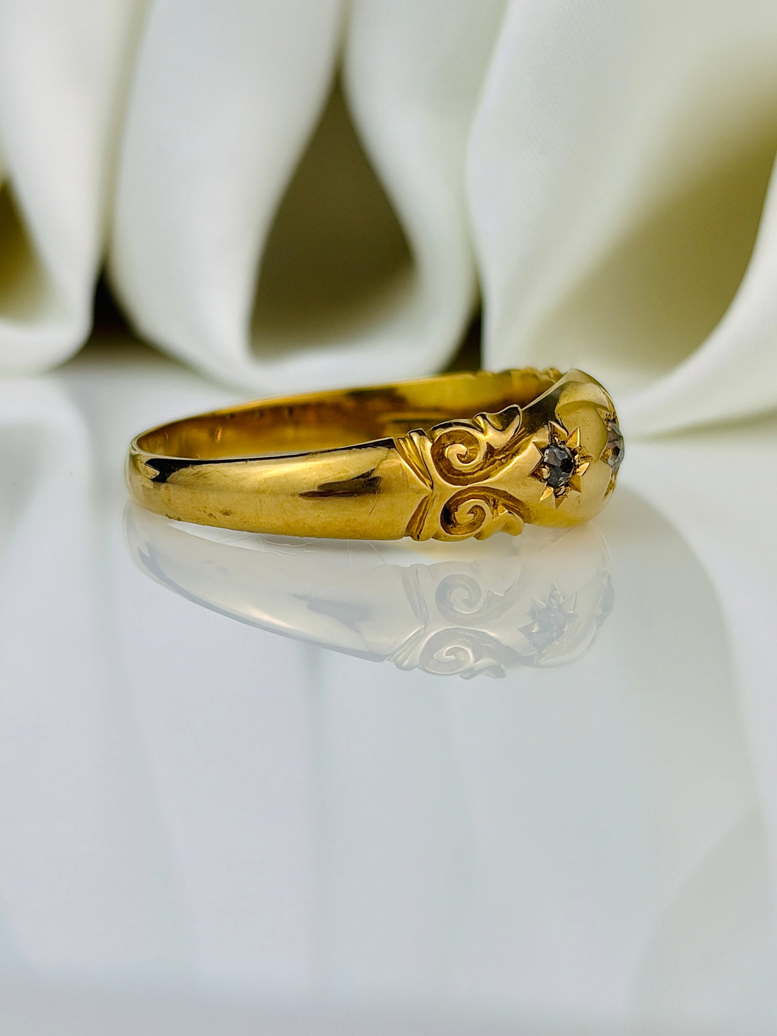 antique c.1912 Diamond and 18 Carat Gold Three-Stone Star Setting Band - 2