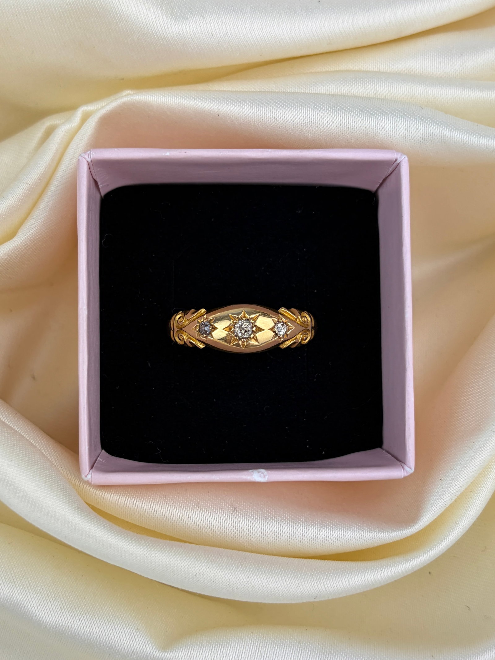 antique c.1912 Diamond and 18 Carat Gold Three-Stone Star Setting Band - 7