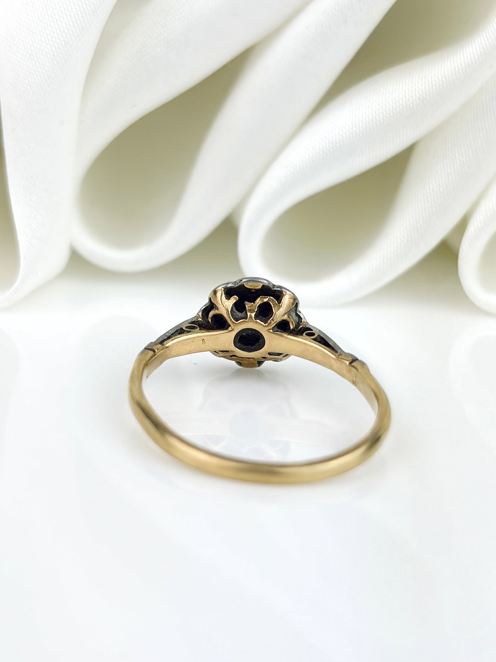 Lovely Art Deco 18ct Gold Sapphire and Diamond Ring - 3