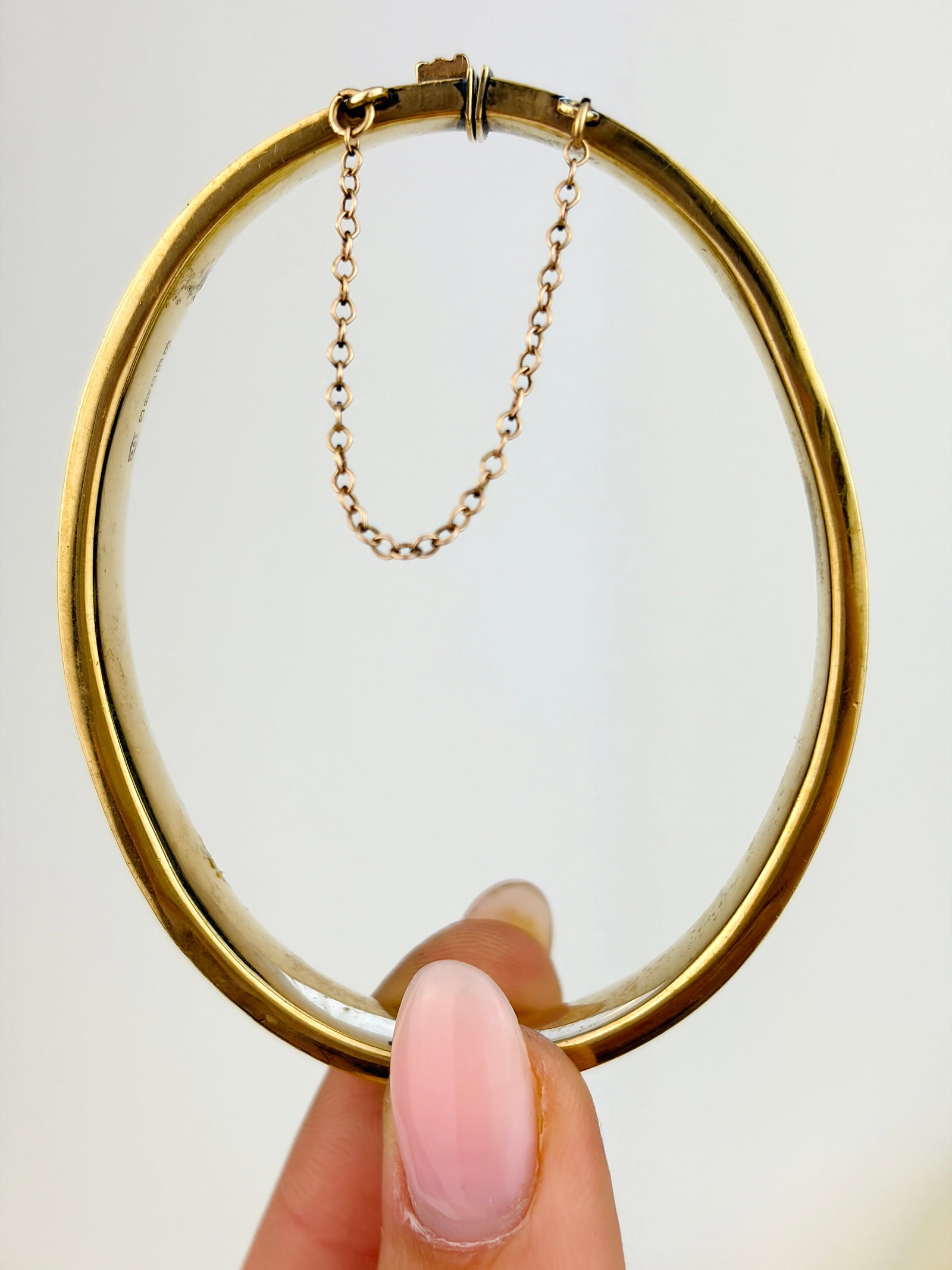 VINTAGE C.1963 9CT YELLOW GOLD DETAILED BANGLE - 2