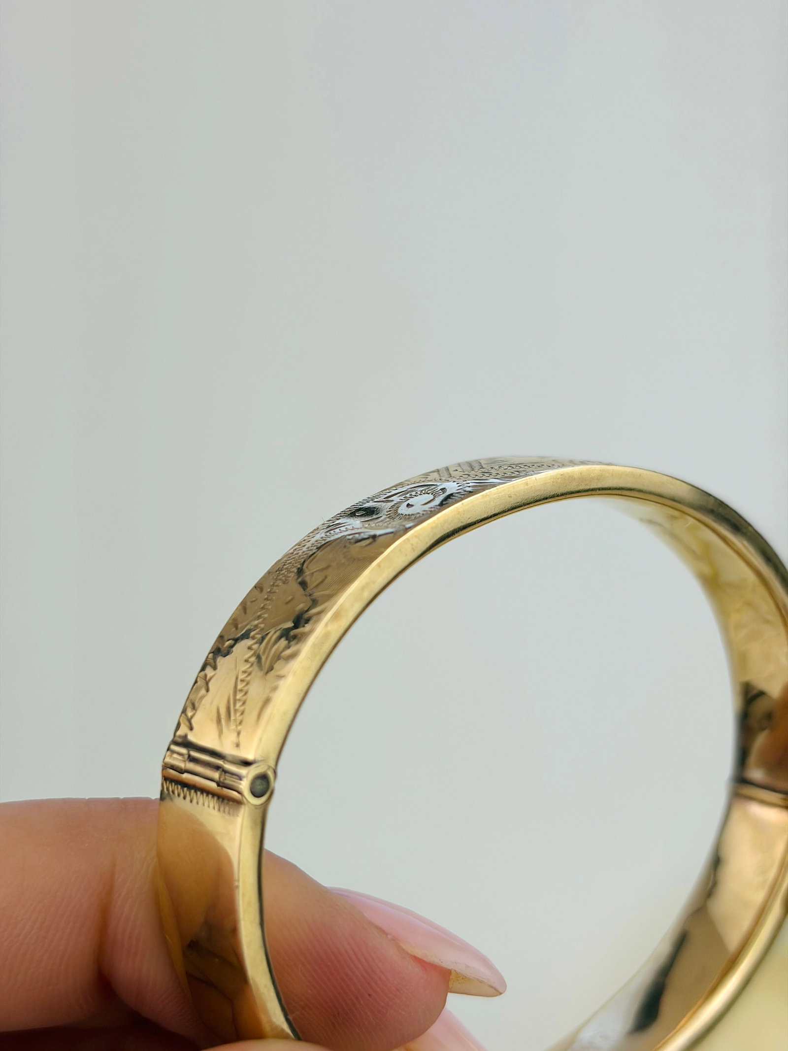 VINTAGE C.1963 9CT YELLOW GOLD DETAILED BANGLE - 3