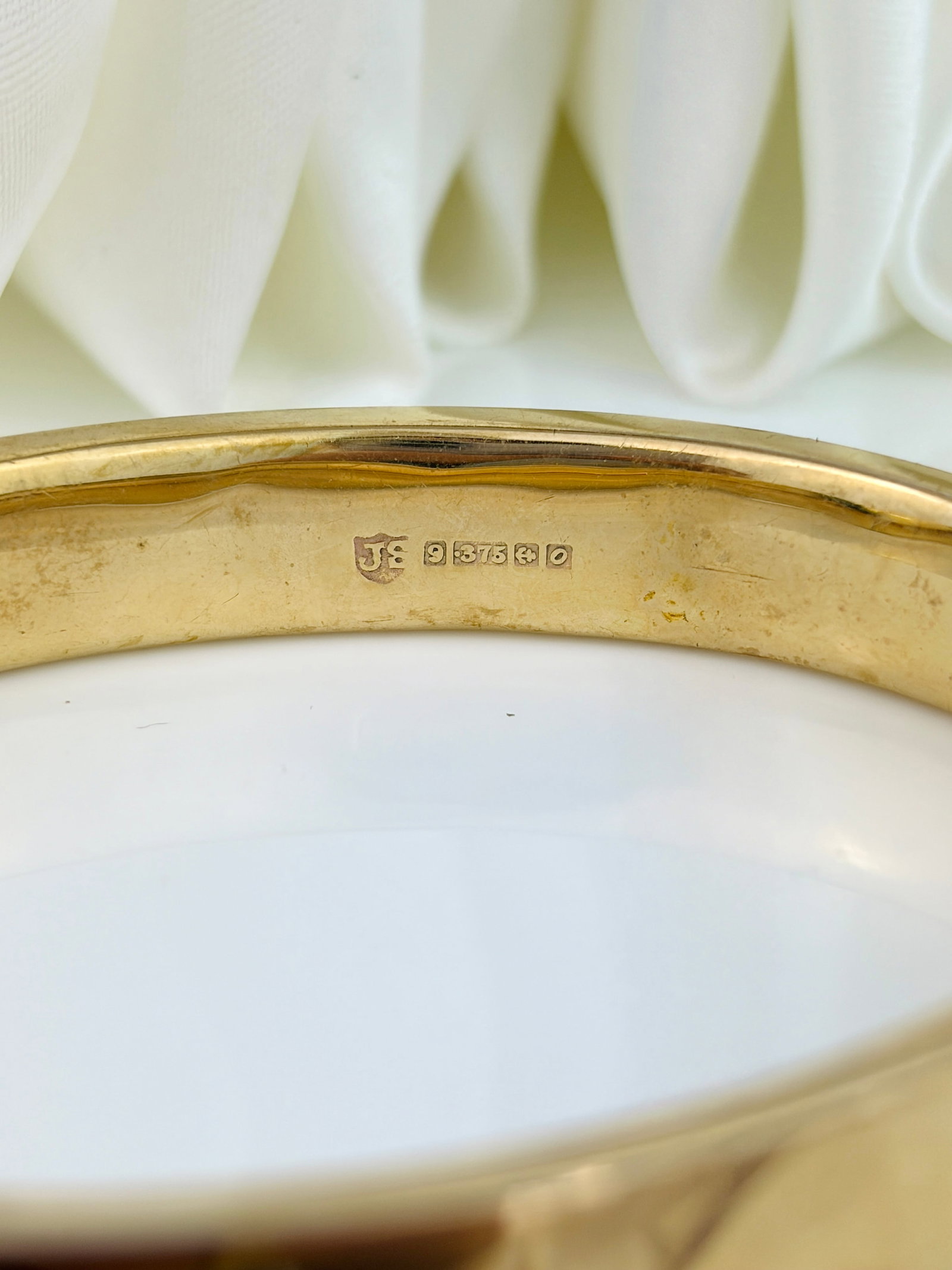 VINTAGE C.1963 9CT YELLOW GOLD DETAILED BANGLE - 4