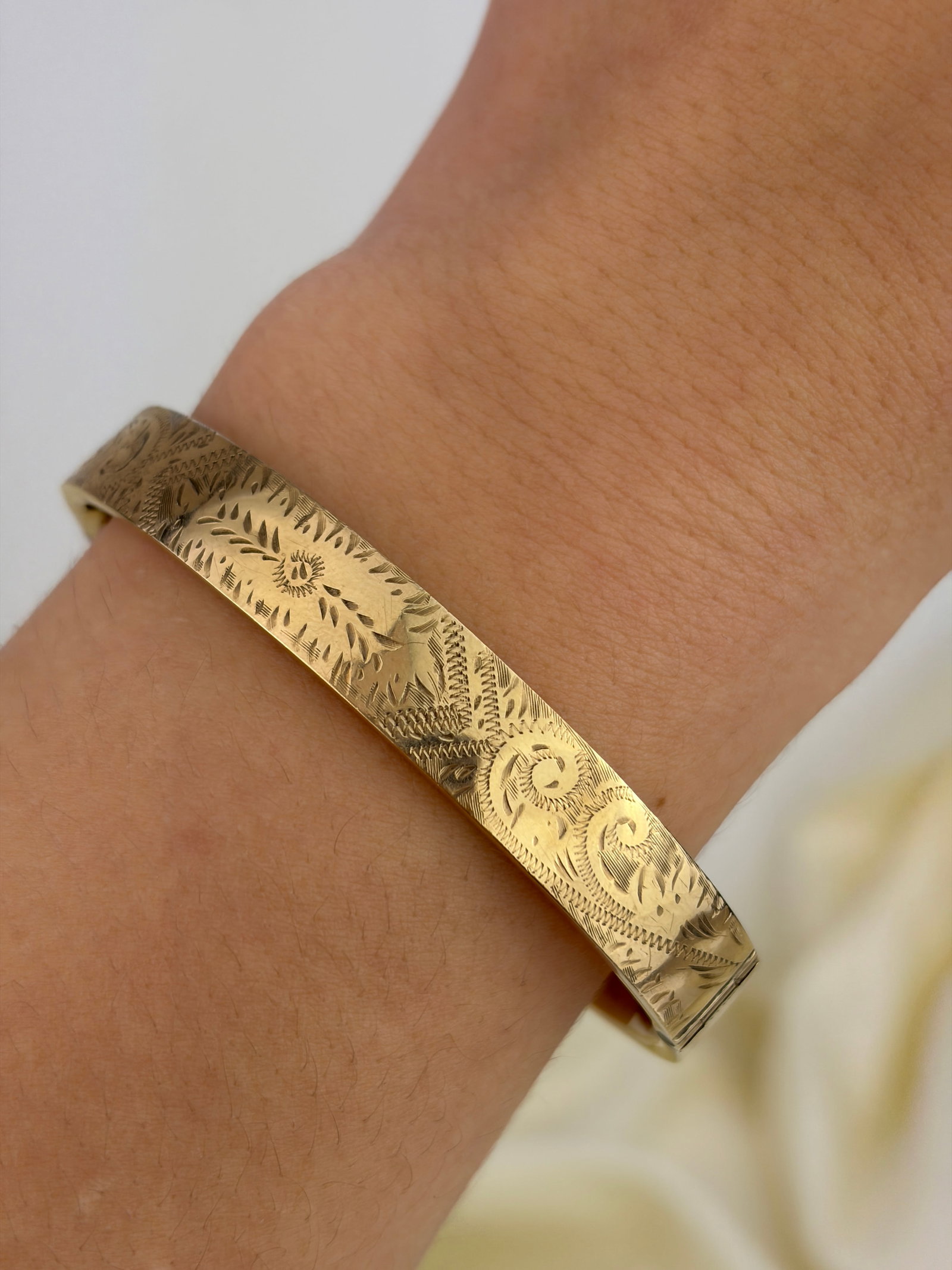 VINTAGE C.1963 9CT YELLOW GOLD DETAILED BANGLE - 7
