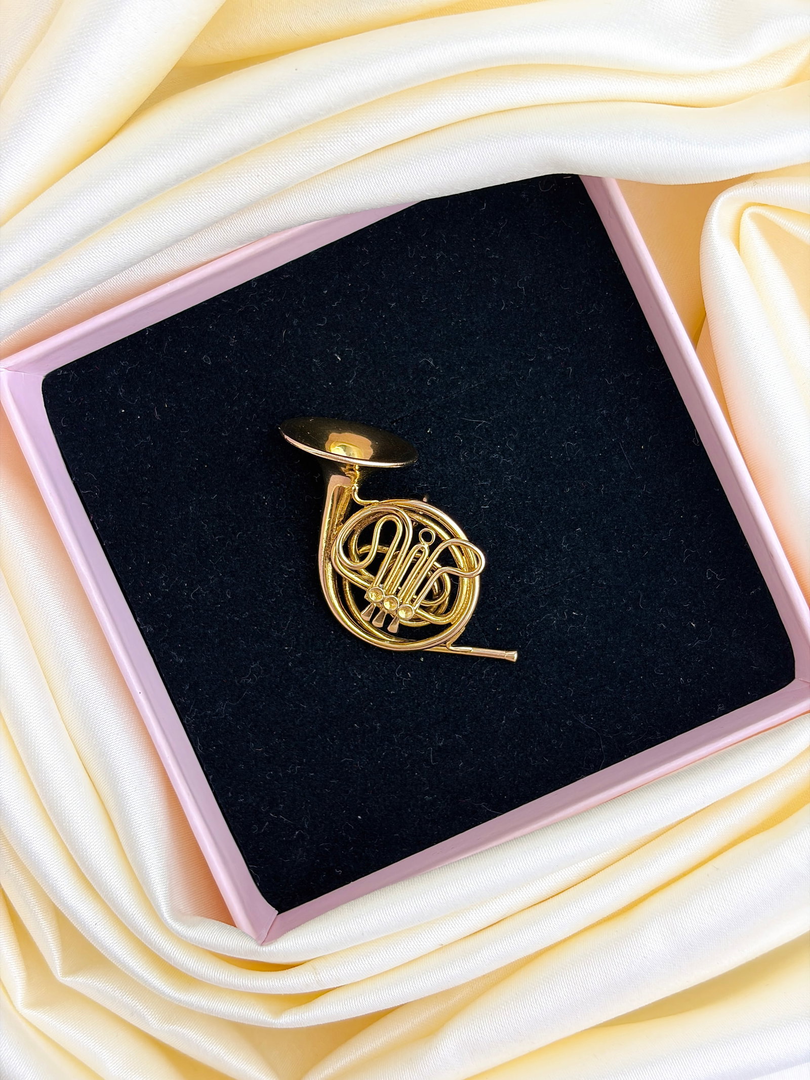 Vintage 9ct Yellow Gold Large French Horn Pendant - 7
