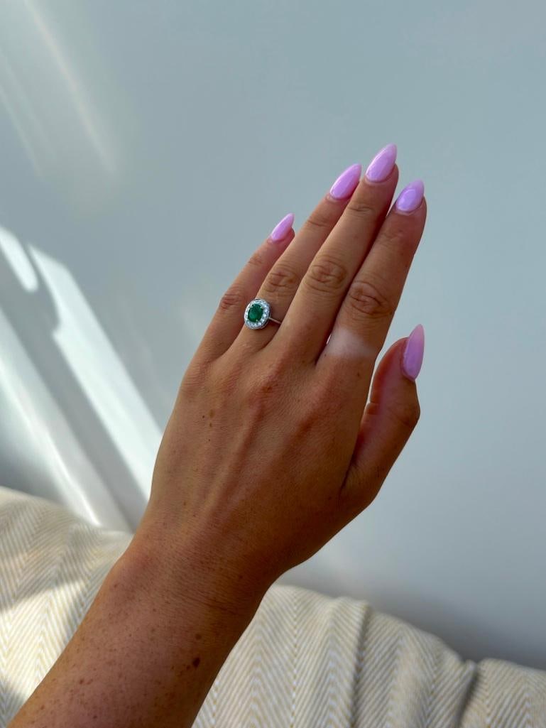 Vintage 18ct White Gold Emerald and Diamond Halo Ring - 4