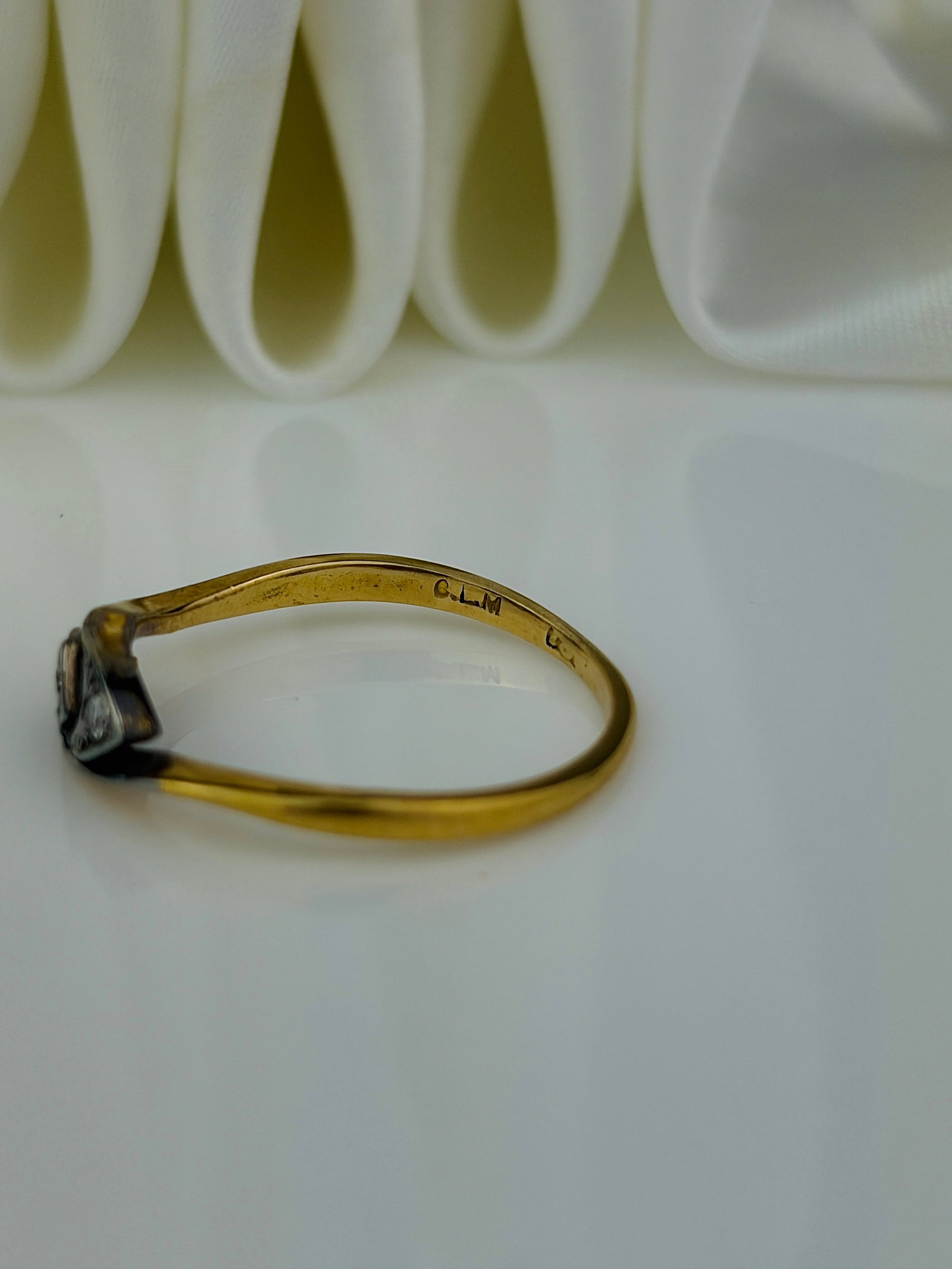 SWEET ANTIQUE ART DECO ERA 18CT YELLOW GOLD AND PLATINUM DIAMOND TWIST RING - 4
