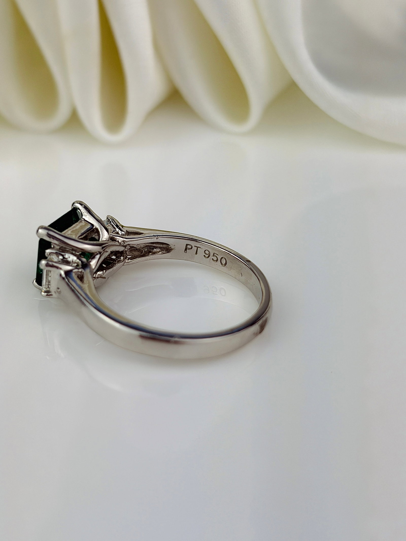 OUTSTANDING PLATINUM EMERALD AND DIAMOND RING - 4