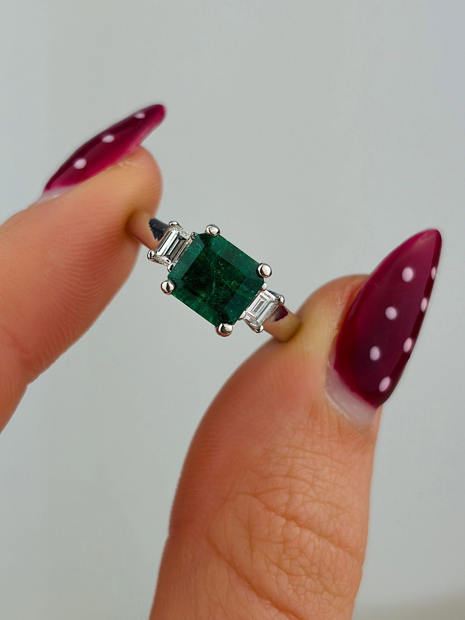 OUTSTANDING PLATINUM EMERALD AND DIAMOND RING - 5