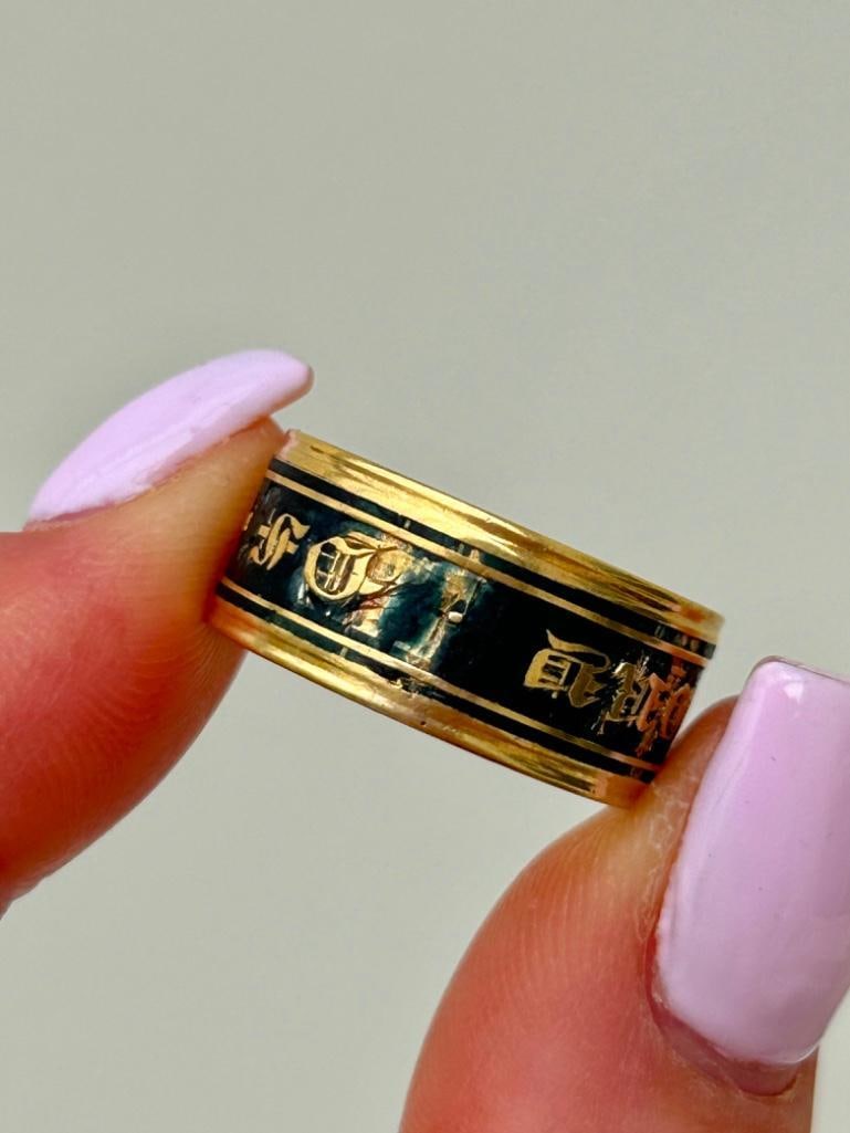 Antique C.1890 Wide Black Enamel 18ct Yellow Gold Mourning Band Ring with Inscription - 3