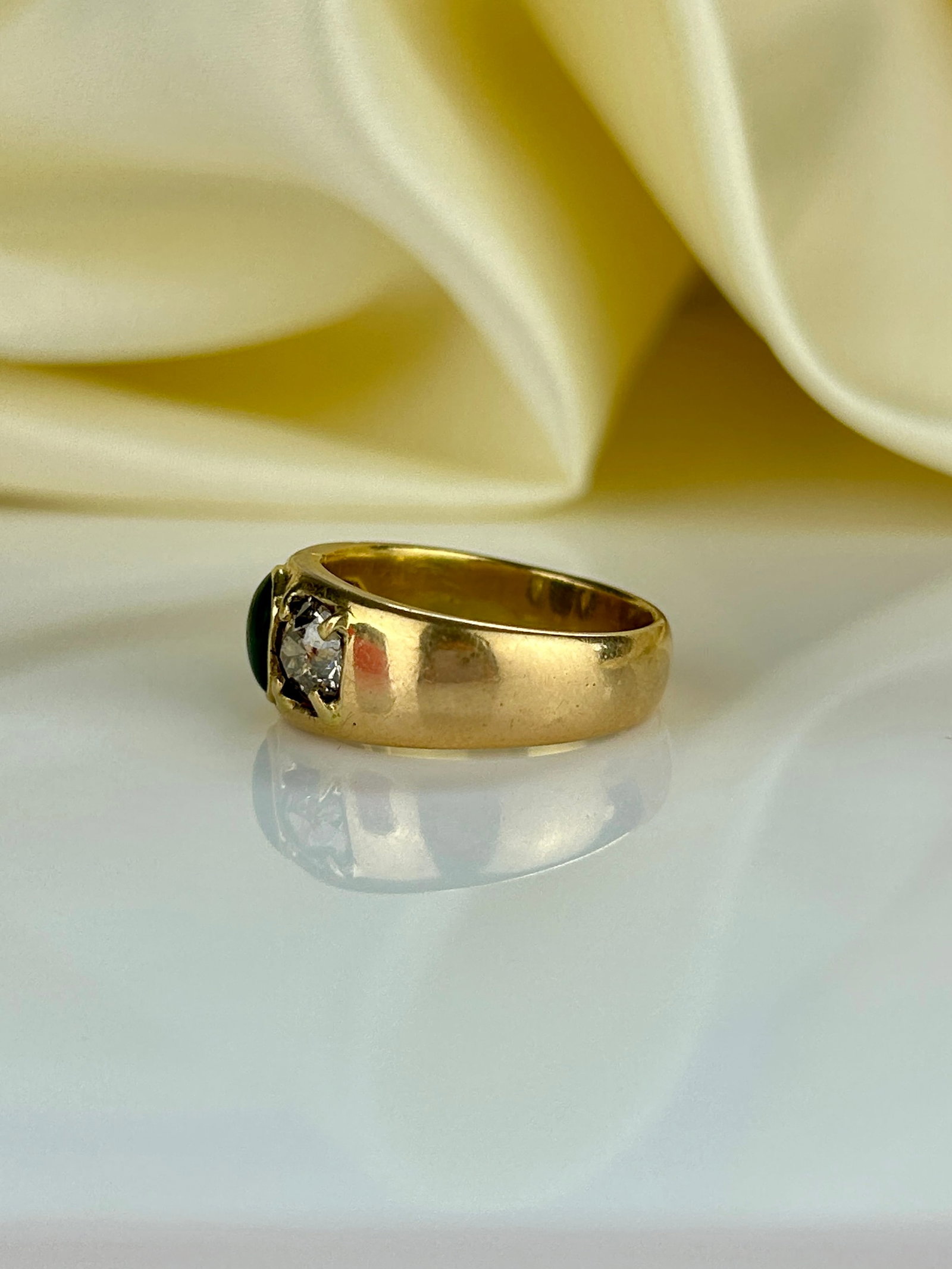 Chunky Vintage Jade and 2x .85pt Diamond 3 Stone in 18ct Gold - 2