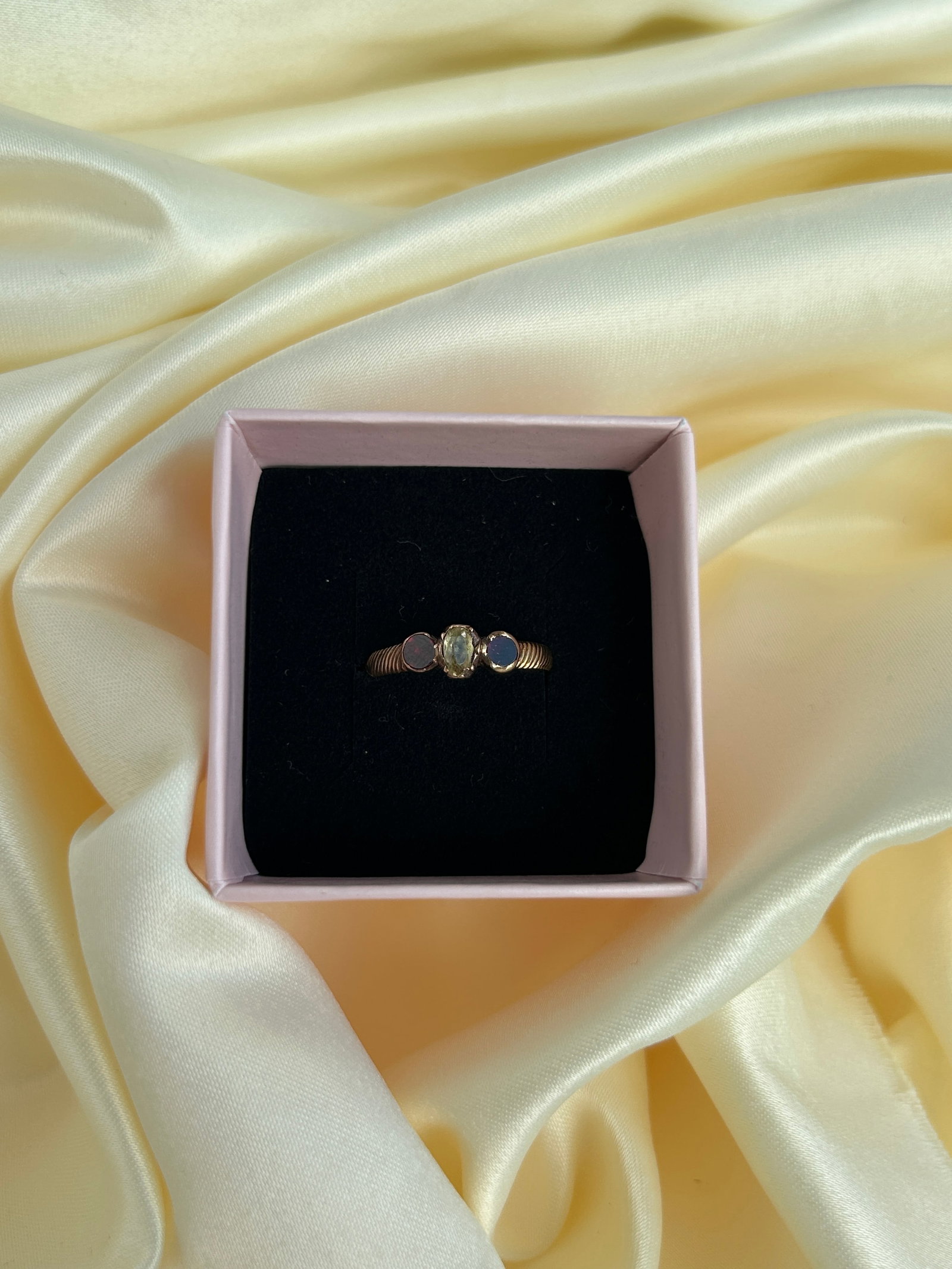 Georgian Chrysoberyl and Flat Cut Garnet Three Stone Gold Ring with Fancy Shoulders - 7