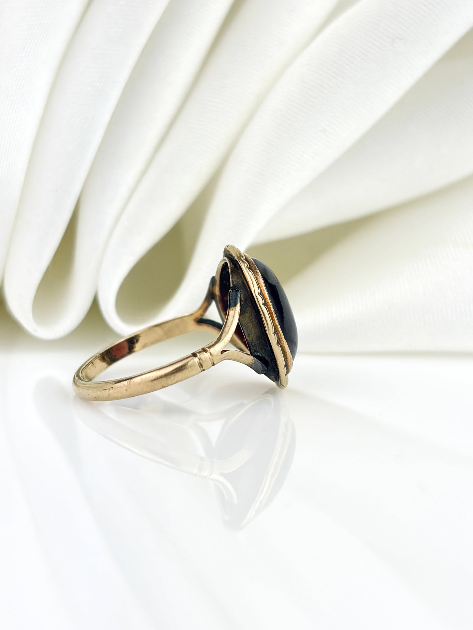 ANTIQUE 9CT YELLOW GOLD CABOCHON GARNET RING - 2