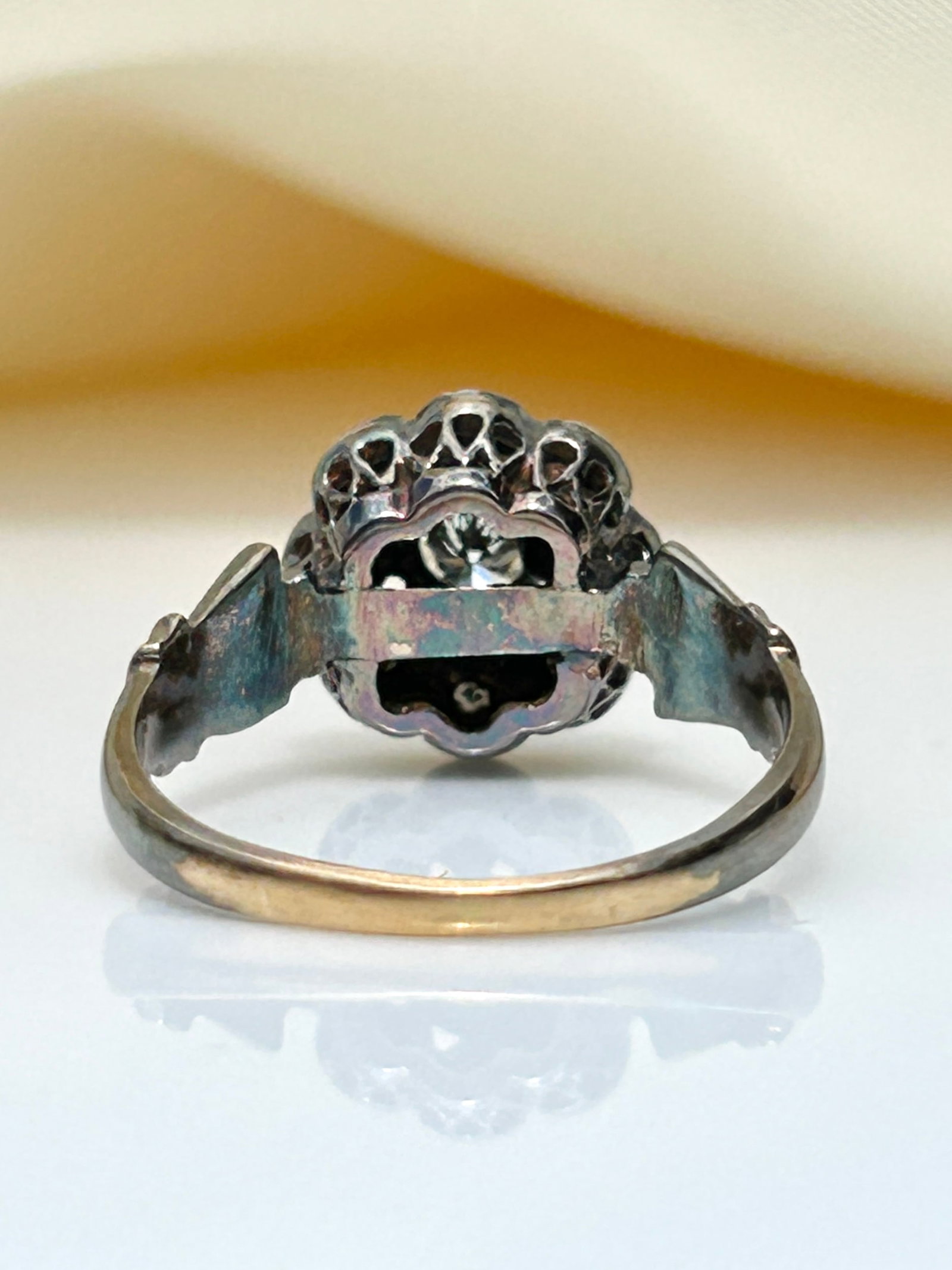 Antique 18ct gold diamond swirl cluster ring - 4