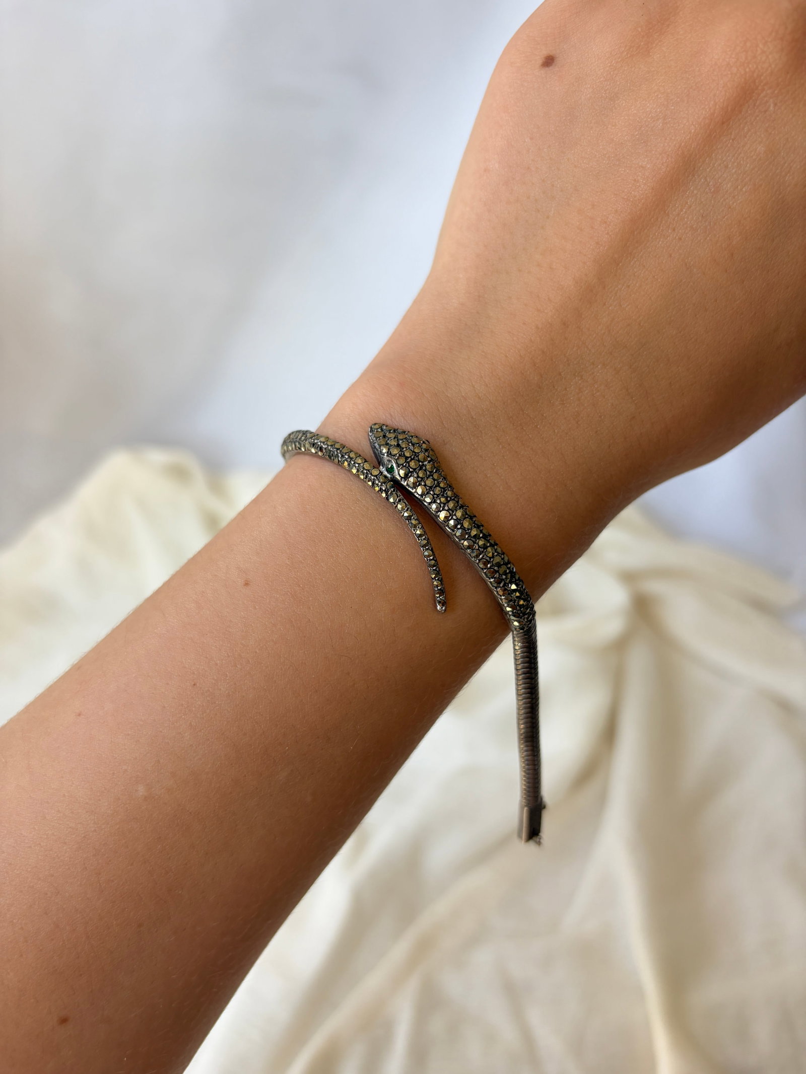 WONDERFUL ANTIQUE SILVER MARCASITE SNAKE GAS PIPE BRACELET WITH GREEN PASTE EYES - 2