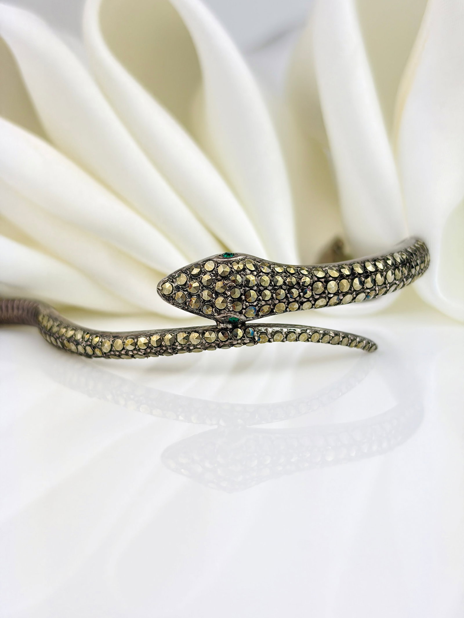 WONDERFUL ANTIQUE SILVER MARCASITE SNAKE GAS PIPE BRACELET WITH GREEN PASTE EYES - 4