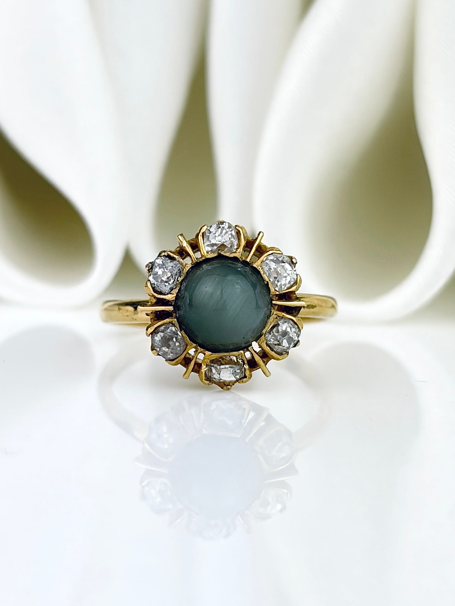 Lovely Antique 18ct Yellow Gold Catseye and Diamond Cluster Flower Ring: Lovely Antique 18ct Yellow Gold Catseye and Diamond Cluster Flower Ring Such a beautiful ring featuring a catseye chrysoberyl centre with 6 diamond petals!