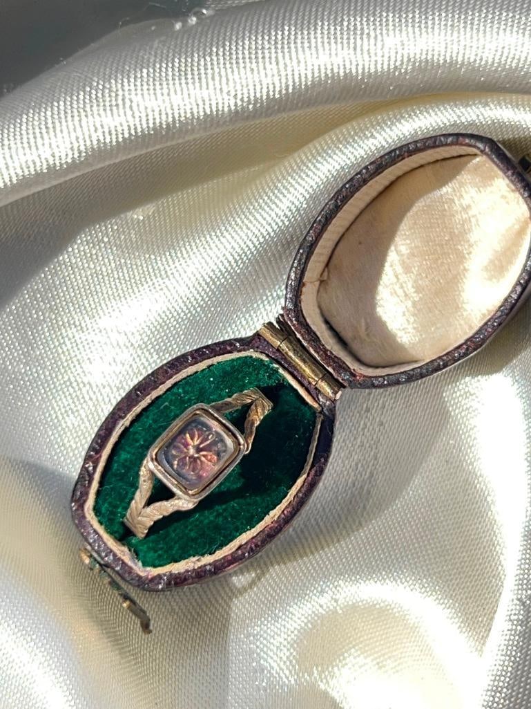 Sweet STUART CRYSTAL Georgian era gold flower locket ring and antique box - 2