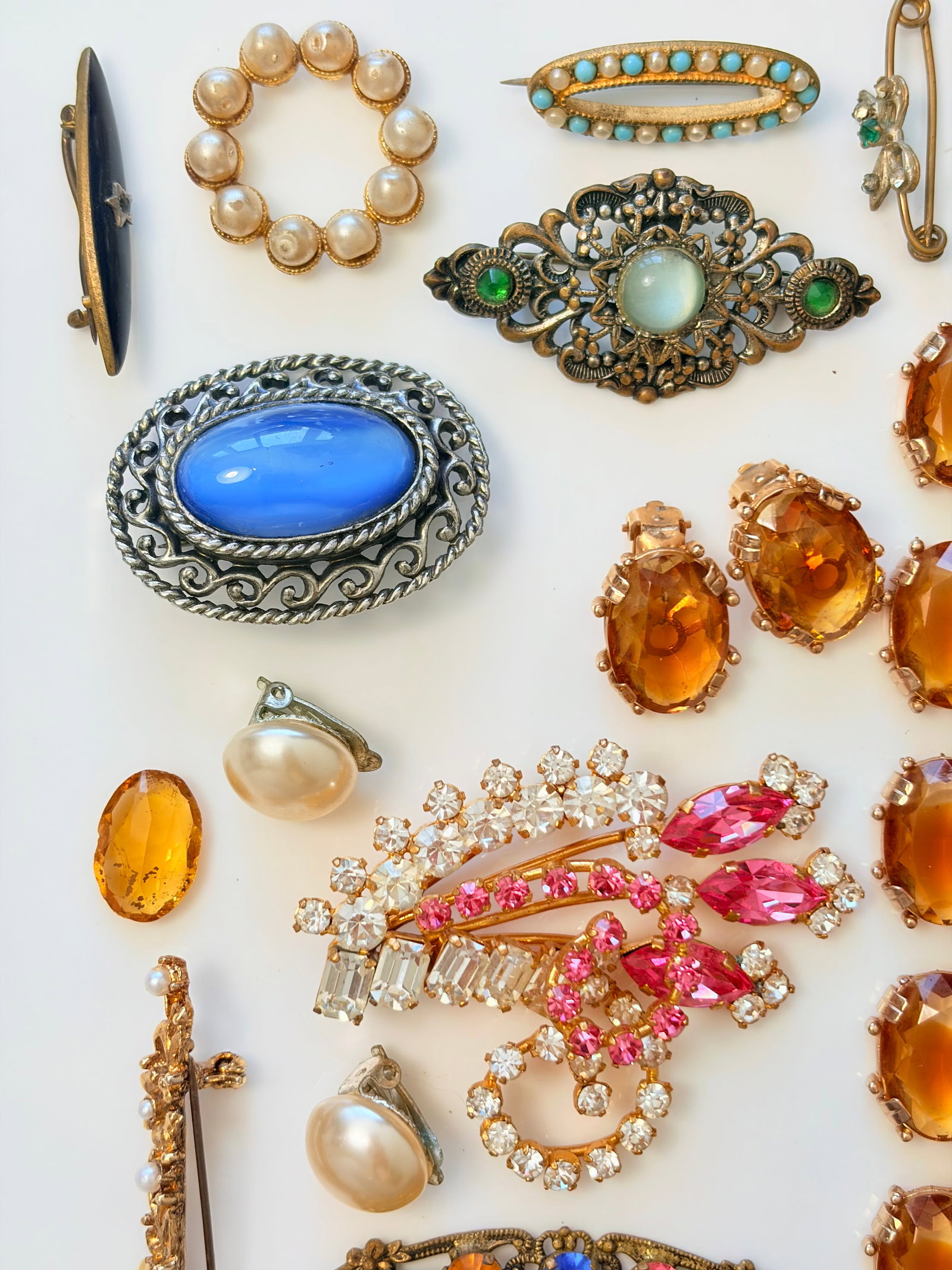 MIXED LOT- PASTE NECKLACE AND EARRINGS SUITE ETC - 3