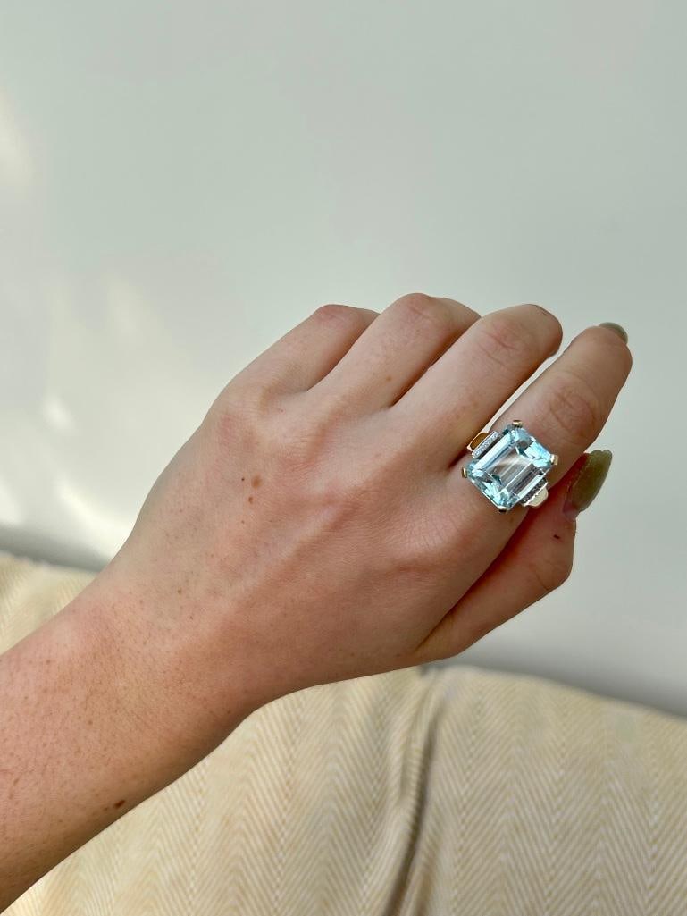 18ct Yellow Gold Large Aquamarine and Diamond Cocktail Ring - 2