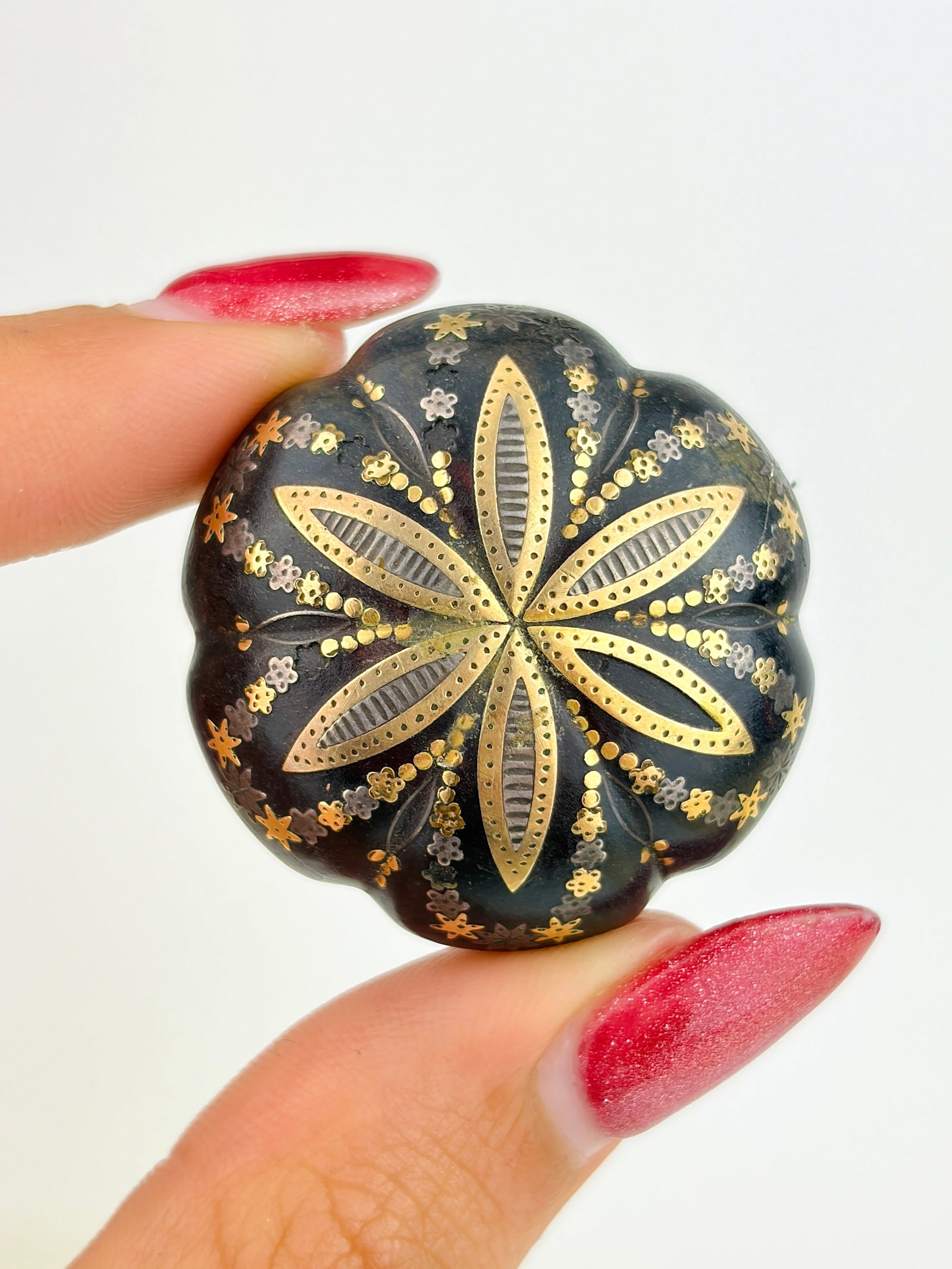 Antique Victorian Pique Brooch: Antique Victorian Pique Brooch Weight: 6.27g Size: 34x34x10mm Condition: very good overall condition. Some signs of wear are expected given the piece’s age. Please refer to the photos