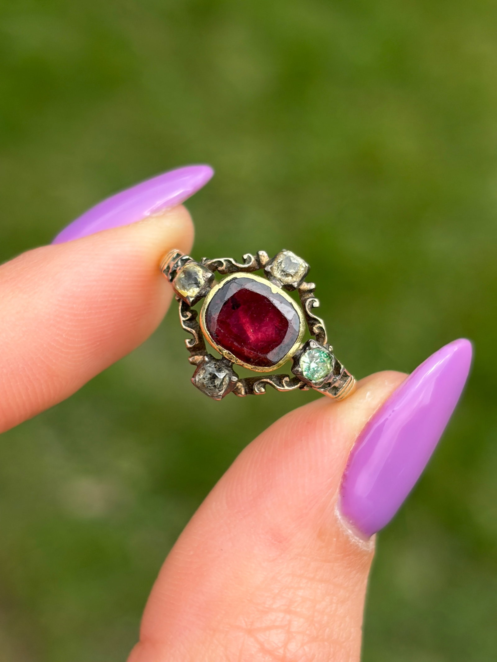 ANTIQUE GEORGIAN FLAT CUT GARNET AND PASTE RING IN GOLD - 10