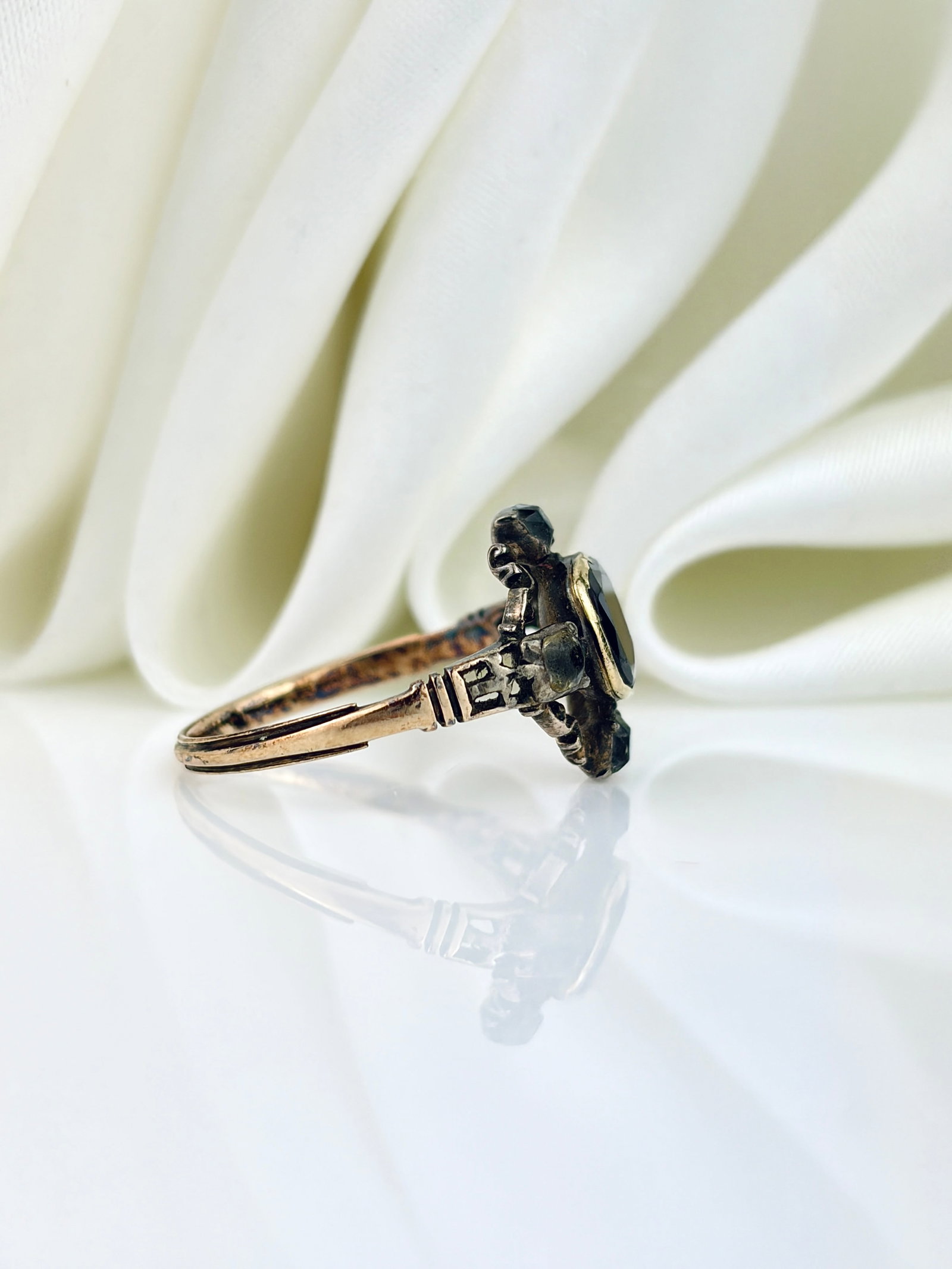 ANTIQUE GEORGIAN FLAT CUT GARNET AND PASTE RING IN GOLD - 2