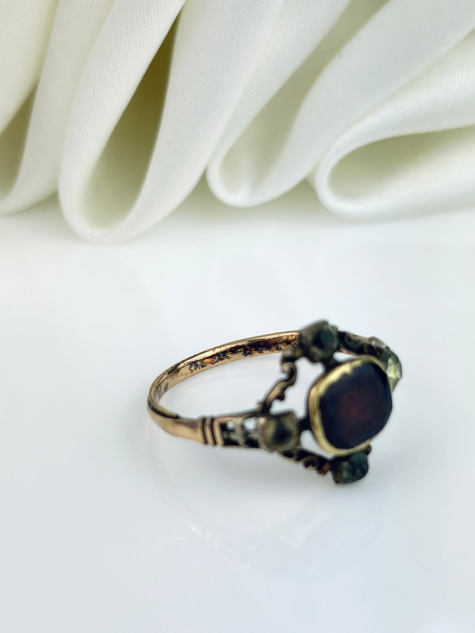 ANTIQUE GEORGIAN FLAT CUT GARNET AND PASTE RING IN GOLD - 4