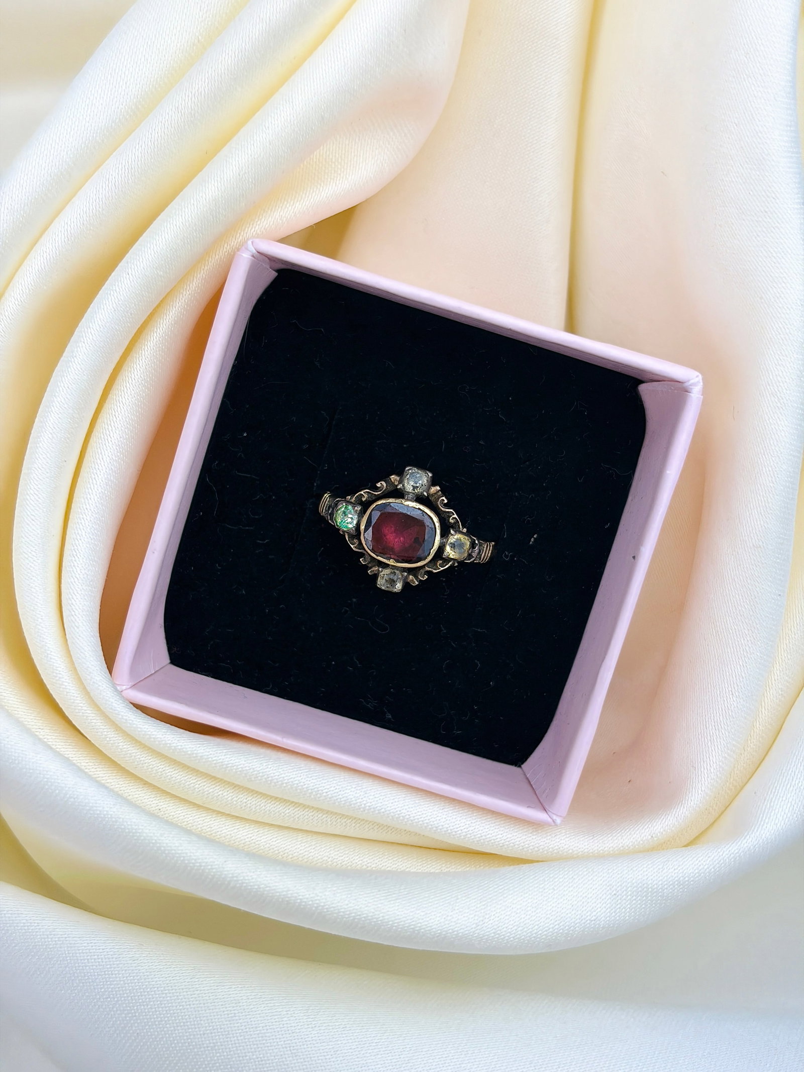 ANTIQUE GEORGIAN FLAT CUT GARNET AND PASTE RING IN GOLD - 7