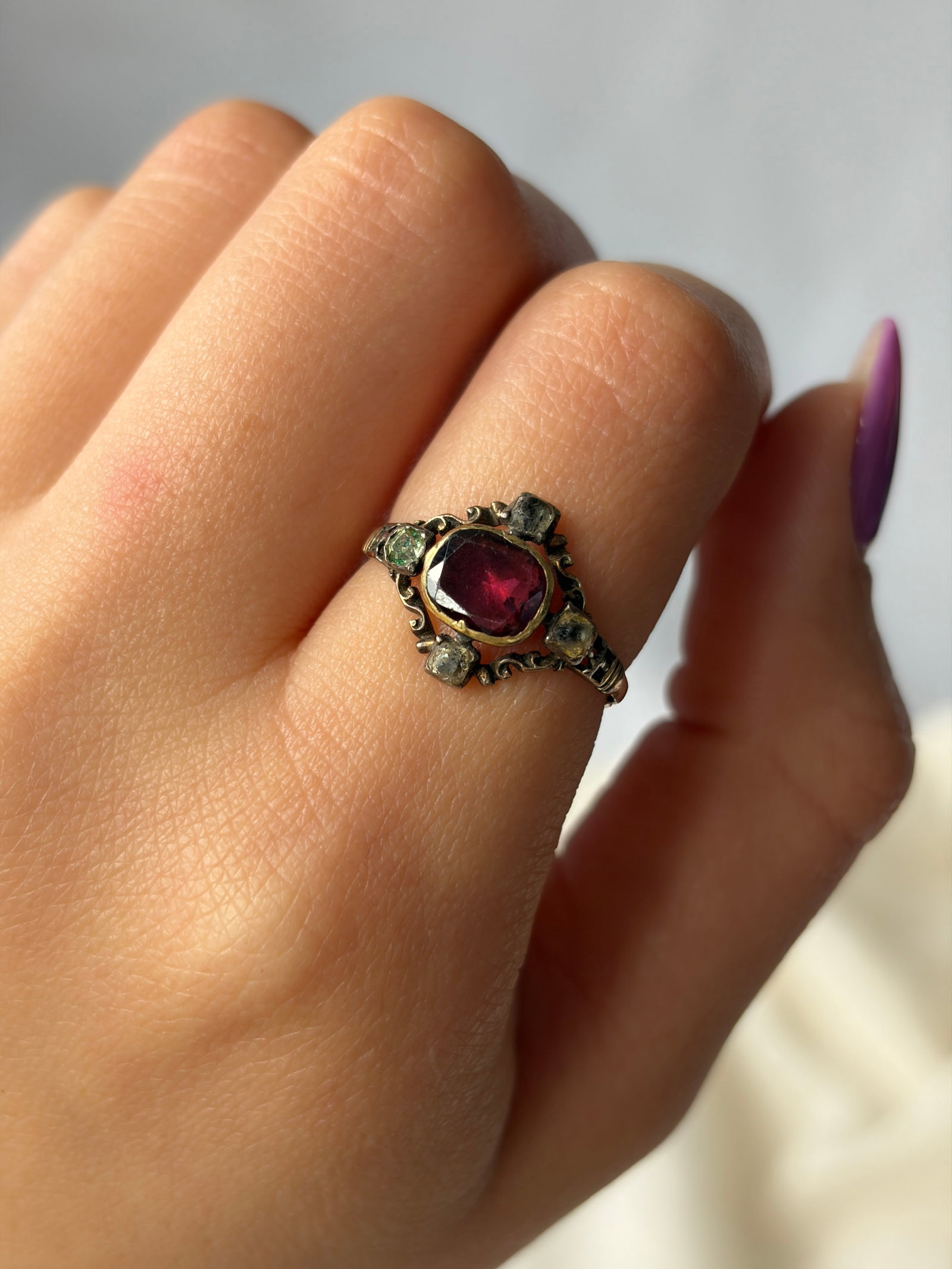 ANTIQUE GEORGIAN FLAT CUT GARNET AND PASTE RING IN GOLD - 9