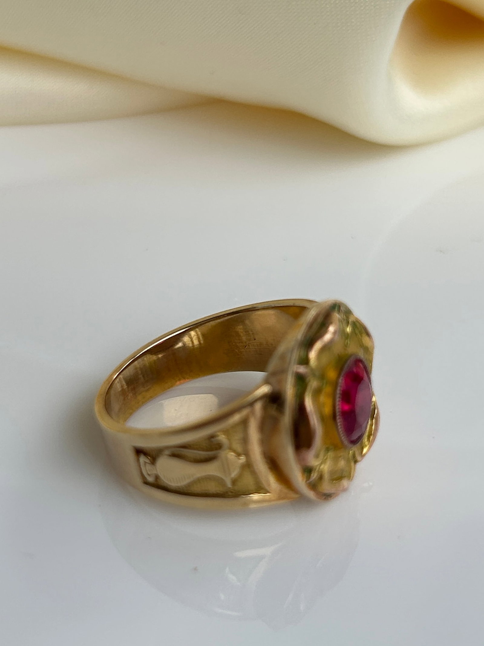 Rare Chunky Gold Bishop's Ring with Ecclesiastical Ewers Jug Detailed Shoulders - 4