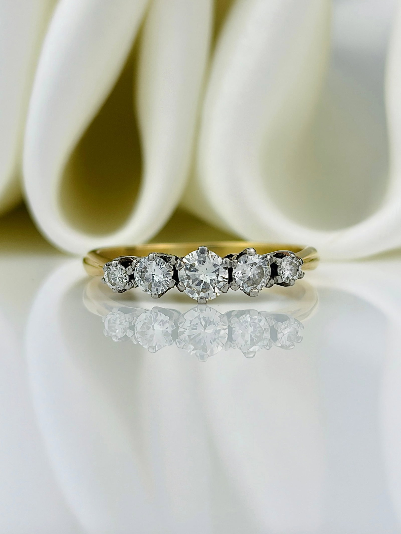 Wonderful 18ct Yellow Gold 73pts Diamond 5 Stone Ring: wonderful 18ct yellow gold 73pts diamond 5 stone ring diamonds measure approx 73 pts total 