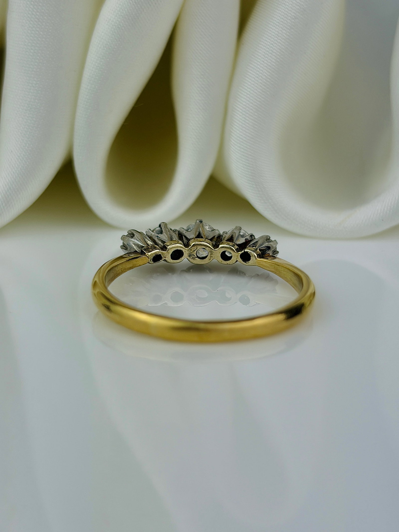 Wonderful 18ct Yellow Gold 73pts Diamond 5 Stone Ring - 3