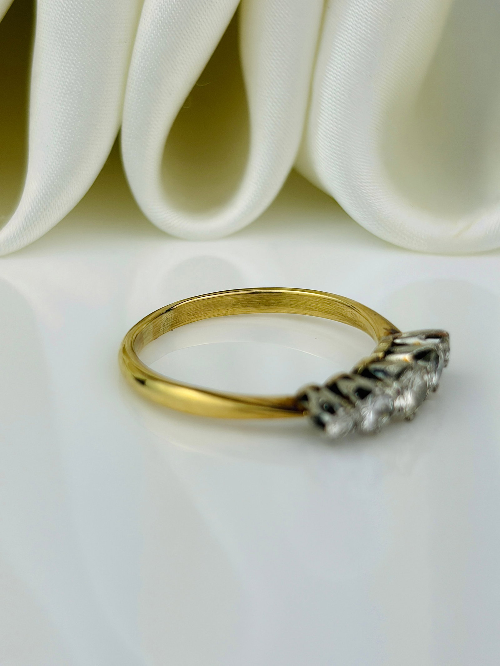 Wonderful 18ct Yellow Gold 73pts Diamond 5 Stone Ring - 4