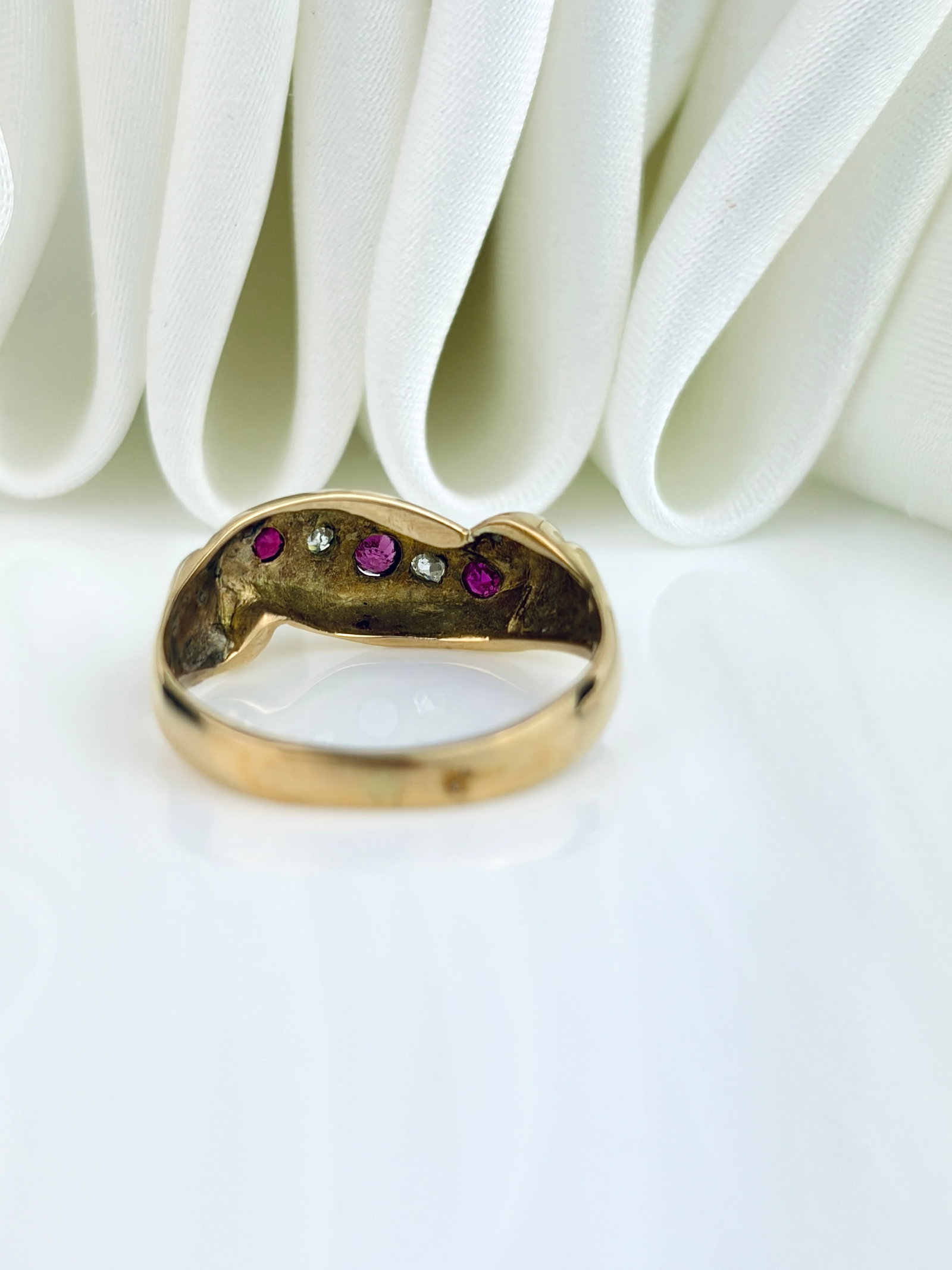 ANTIQUE 18CT YELLOW GOLD RUBY AND DIAMOND 5 STONE SCROLL RING - 3