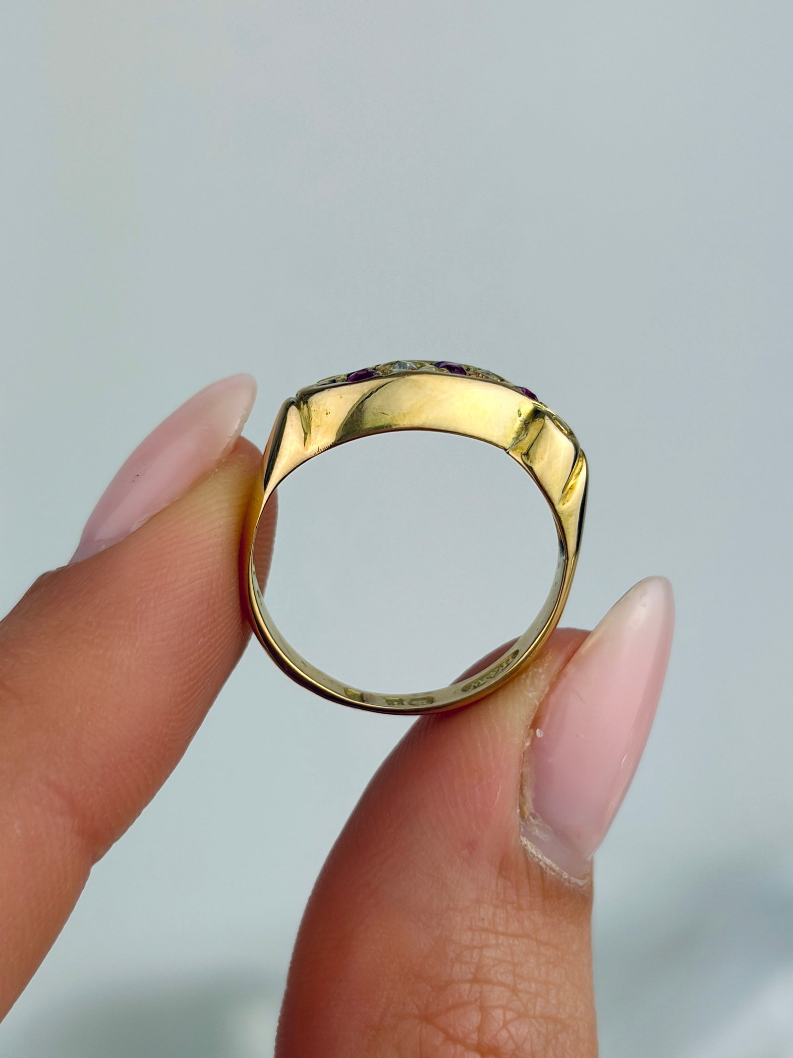 ANTIQUE 18CT YELLOW GOLD RUBY AND DIAMOND 5 STONE SCROLL RING - 6