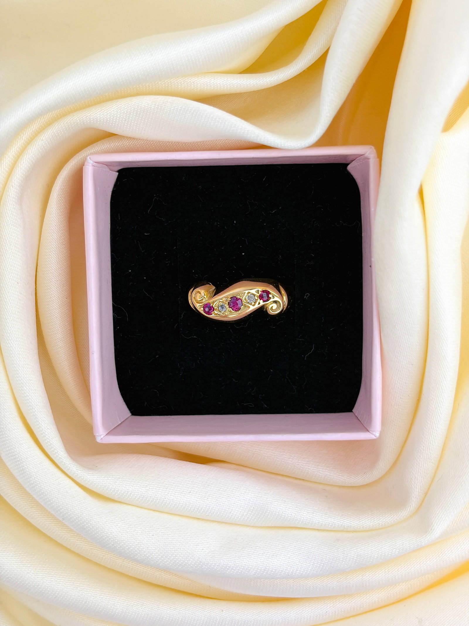 ANTIQUE 18CT YELLOW GOLD RUBY AND DIAMOND 5 STONE SCROLL RING - 7