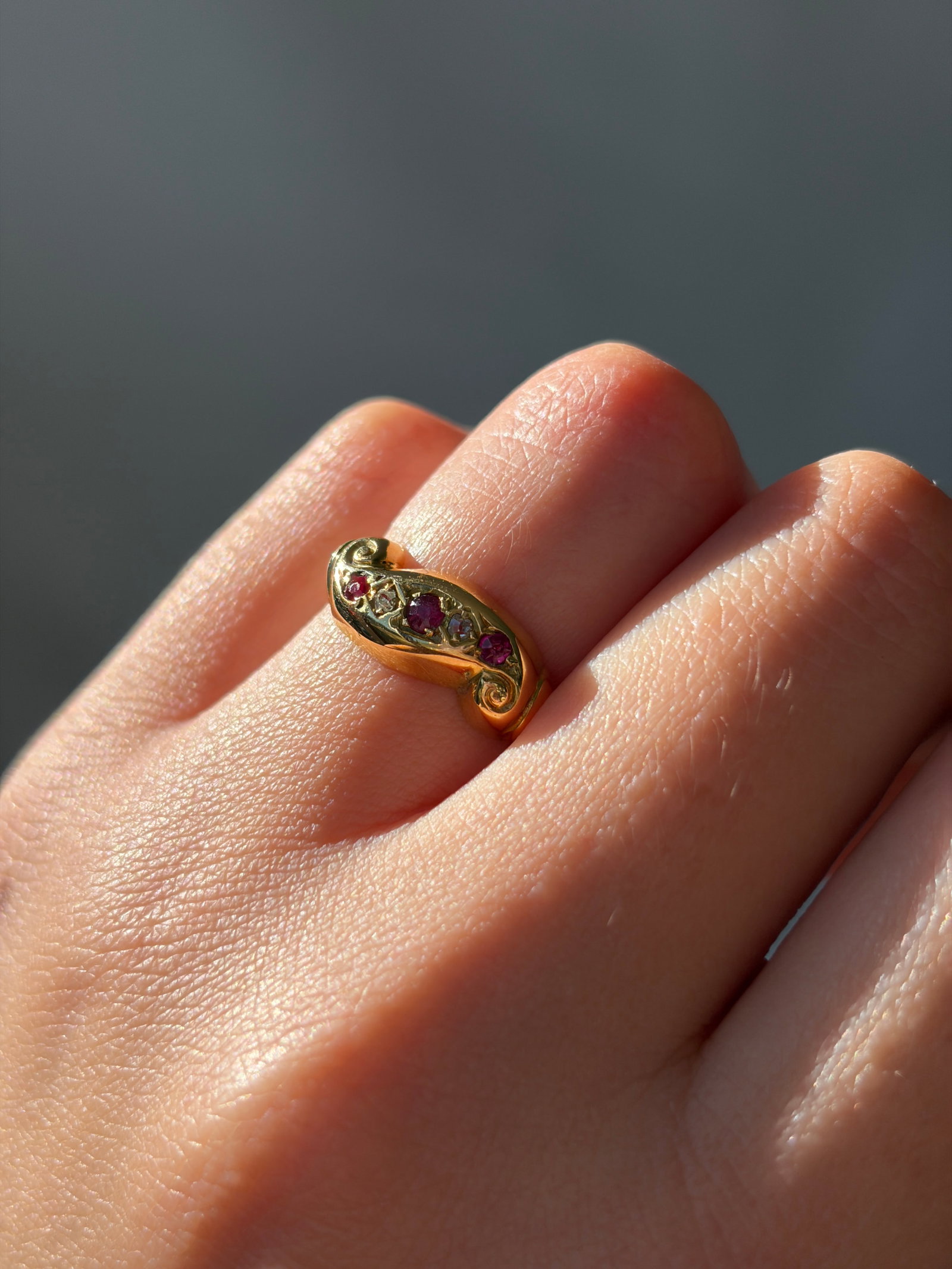 ANTIQUE 18CT YELLOW GOLD RUBY AND DIAMOND 5 STONE SCROLL RING - 9